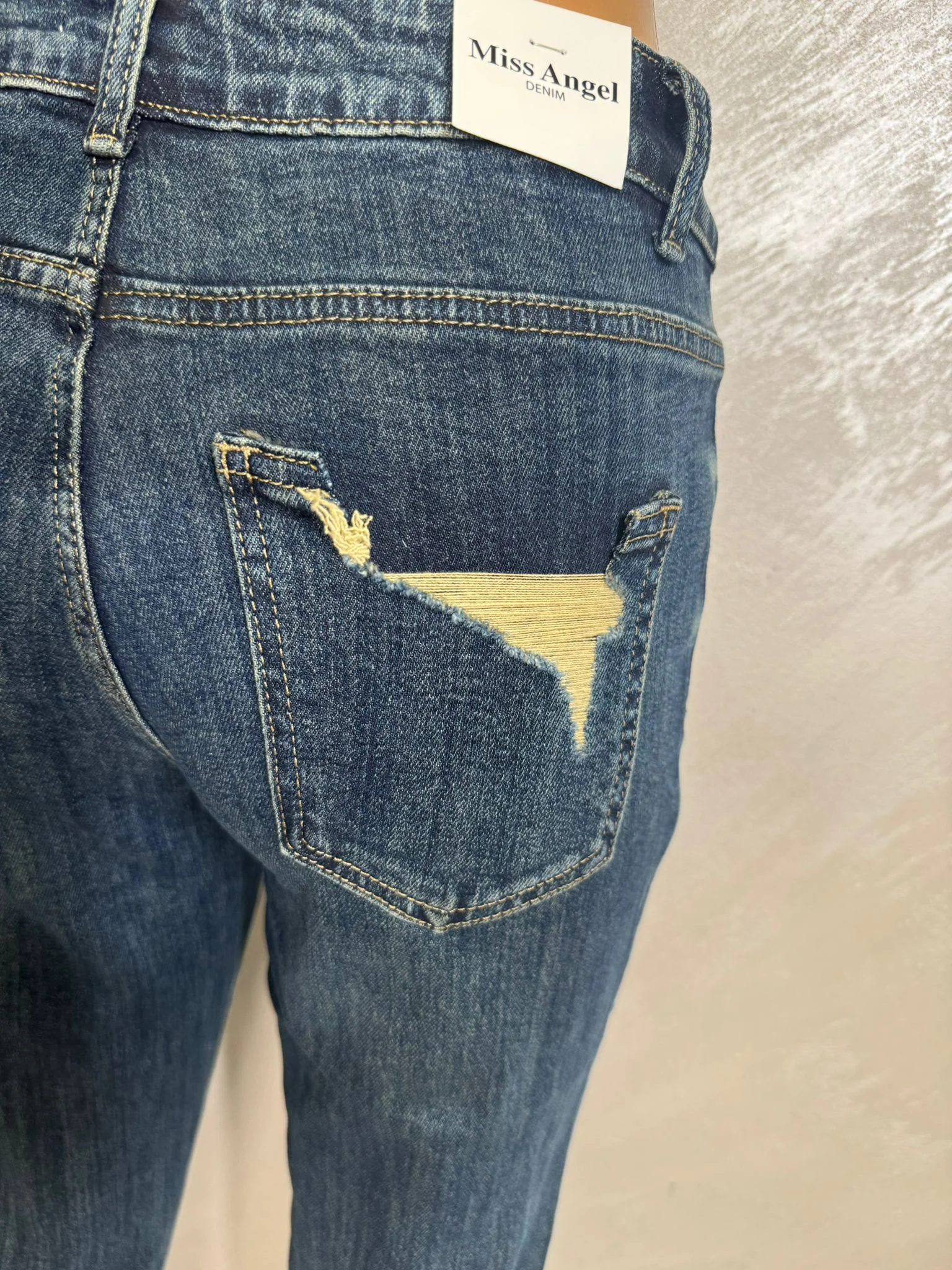 Blugi damă cu efect push-up și buzunar decorativ, model modern denim