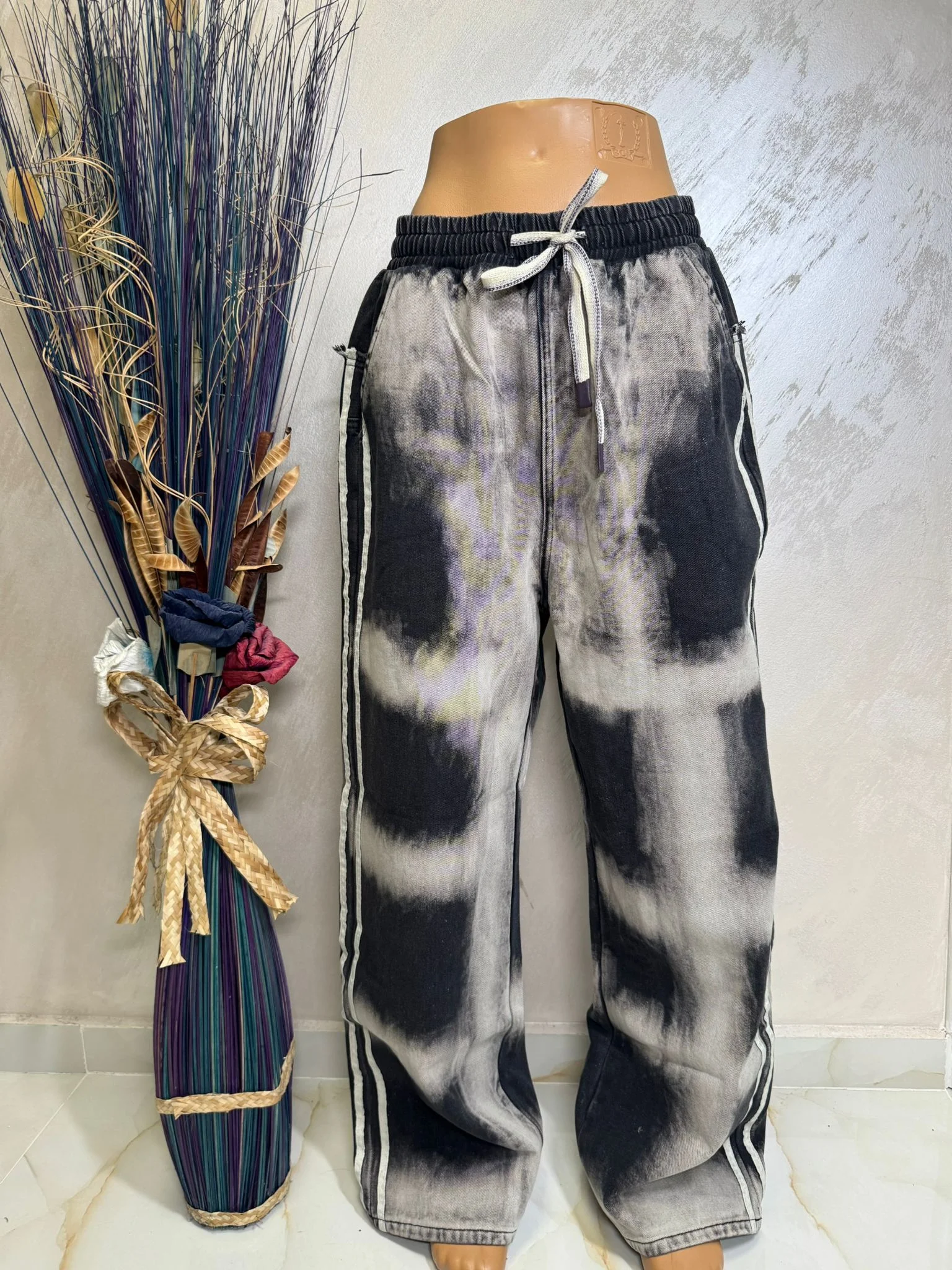 Pantaloni damă tip jogger cu imprimeu tie-dye și talie elastică