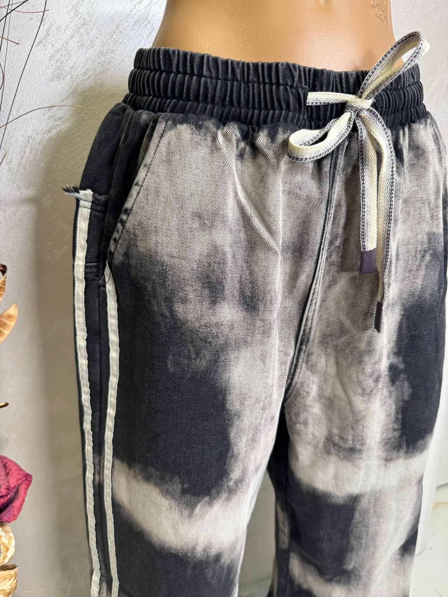 Pantaloni damă tip jogger cu imprimeu tie-dye și talie elastică