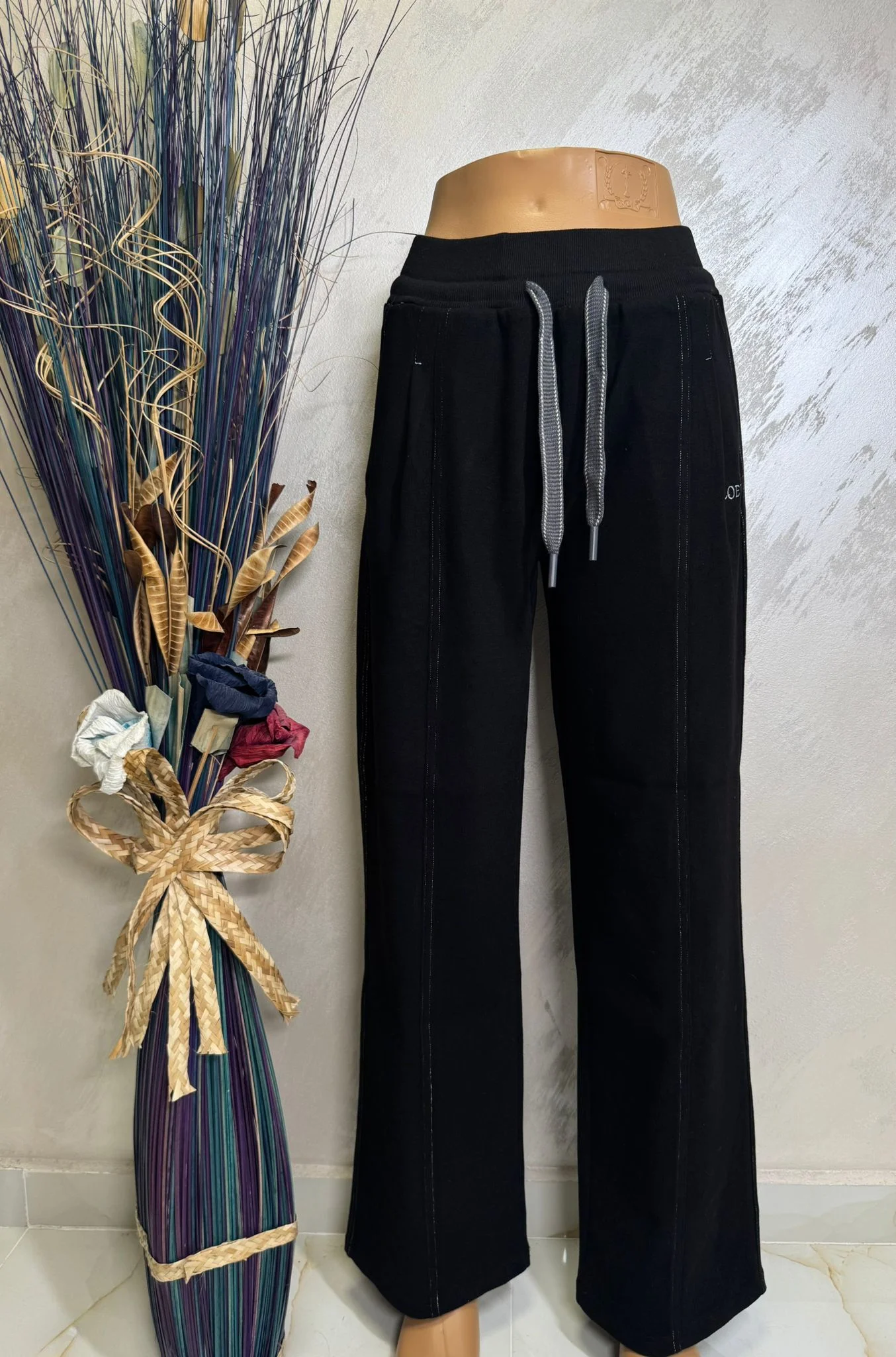 Pantaloni comozi, simpli și versatili, perfecți pentru orice zi.