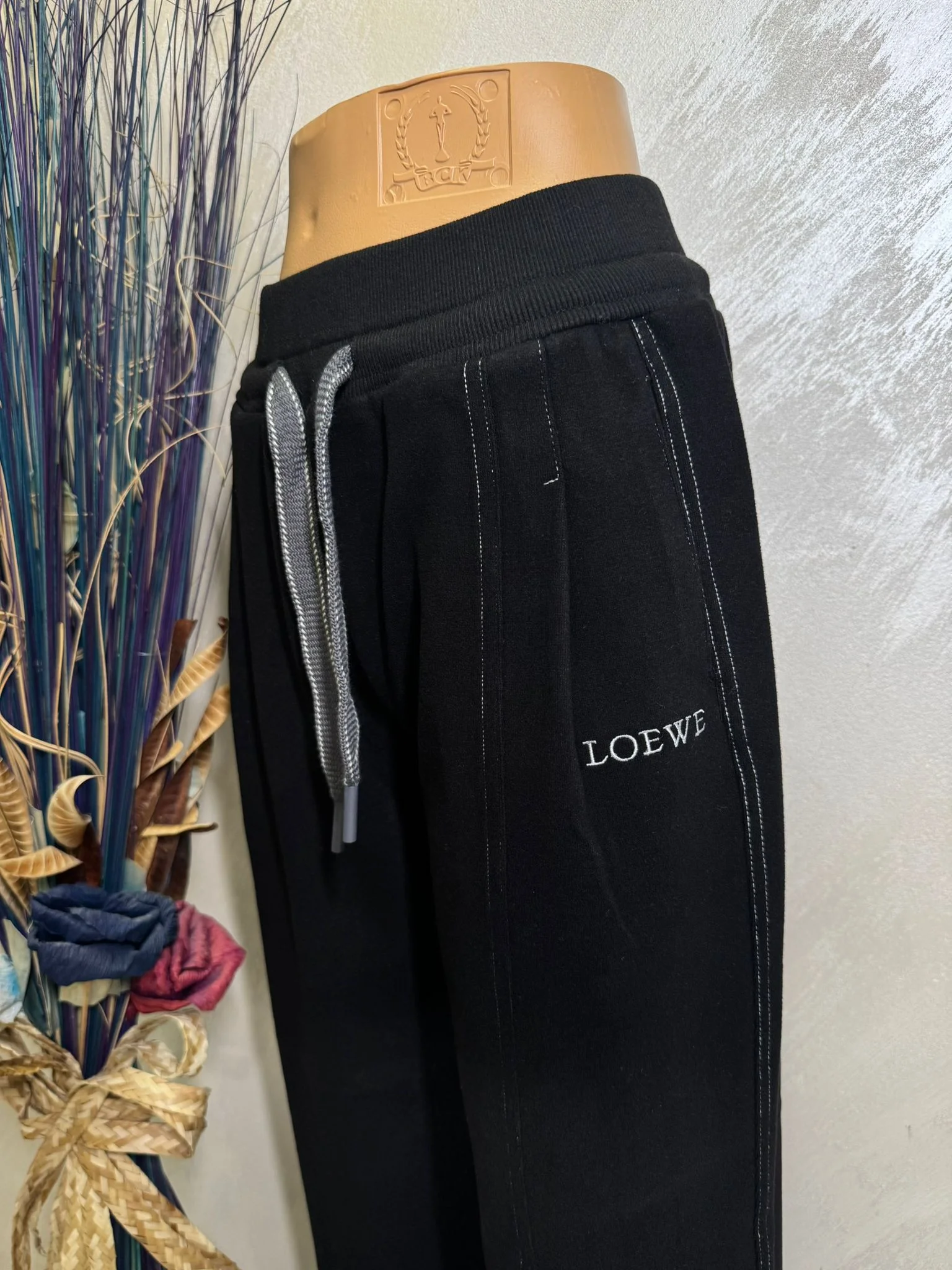 Pantaloni comozi, simpli și versatili, perfecți pentru orice zi.