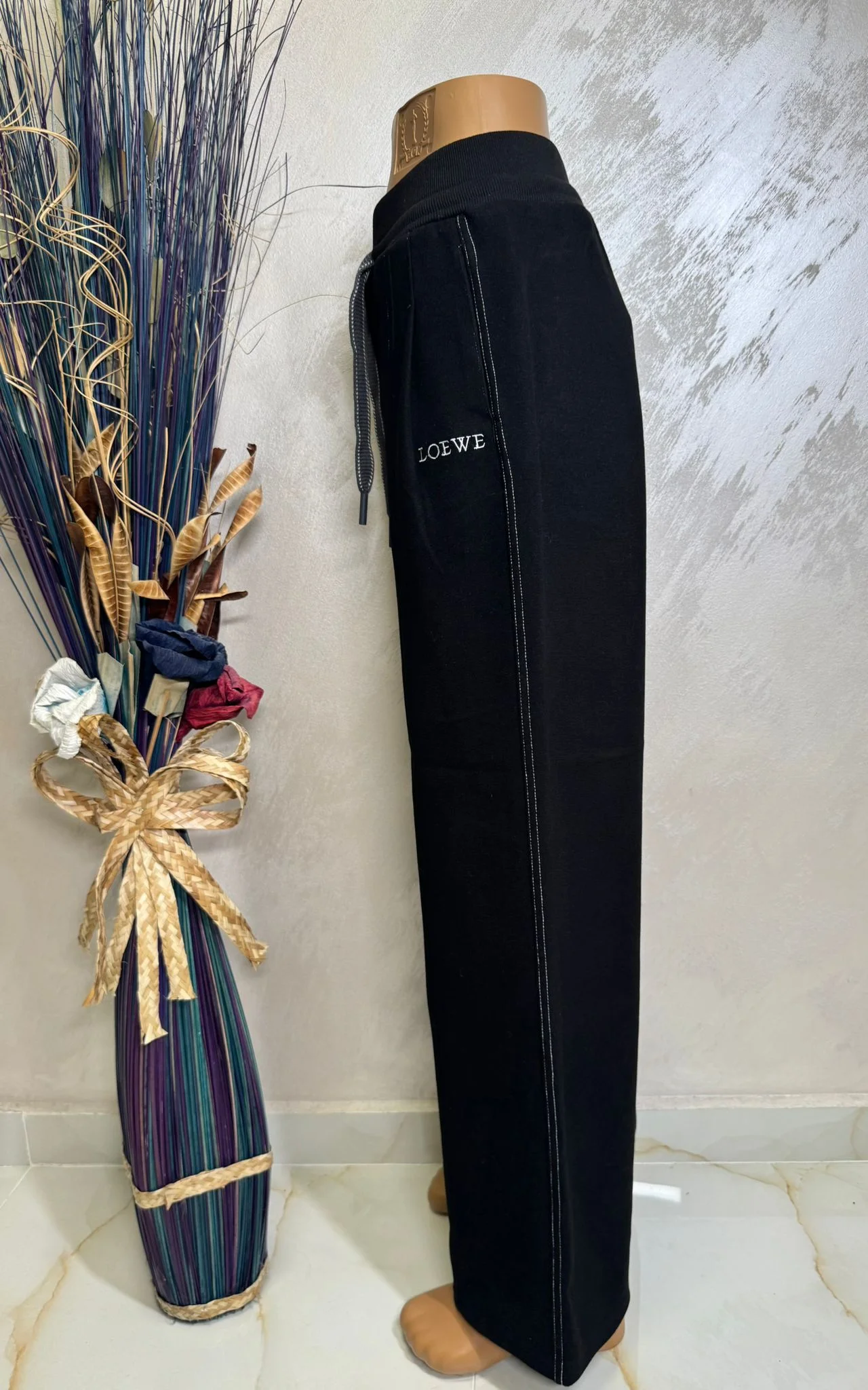 Pantaloni comozi, simpli și versatili, perfecți pentru orice zi.