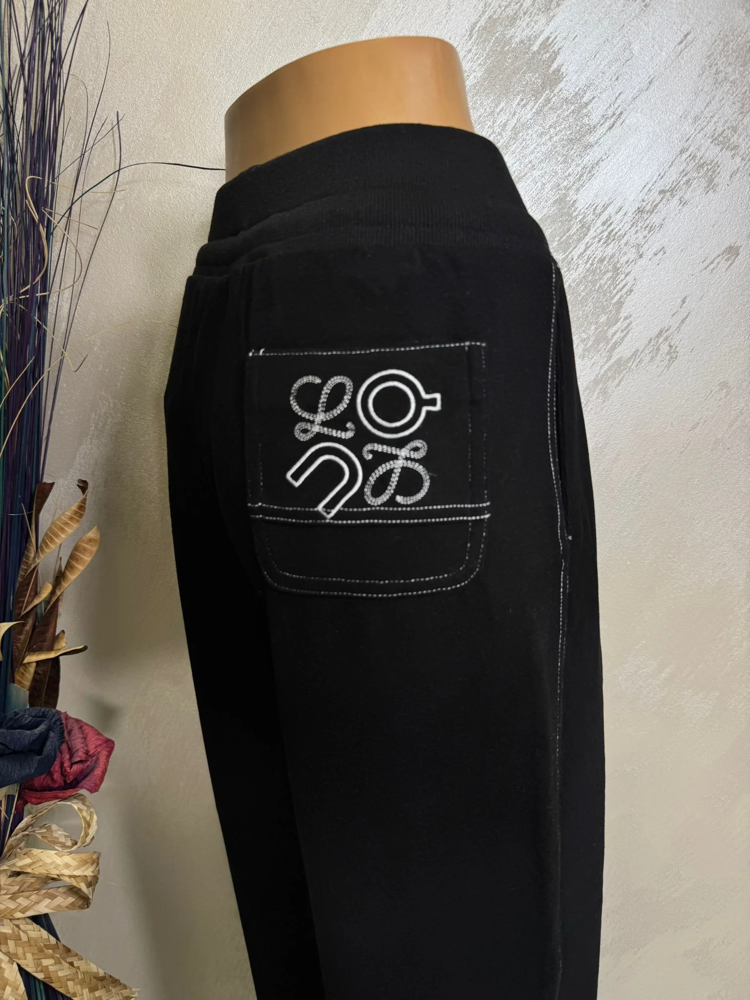 Pantaloni comozi, simpli și versatili, perfecți pentru orice zi.