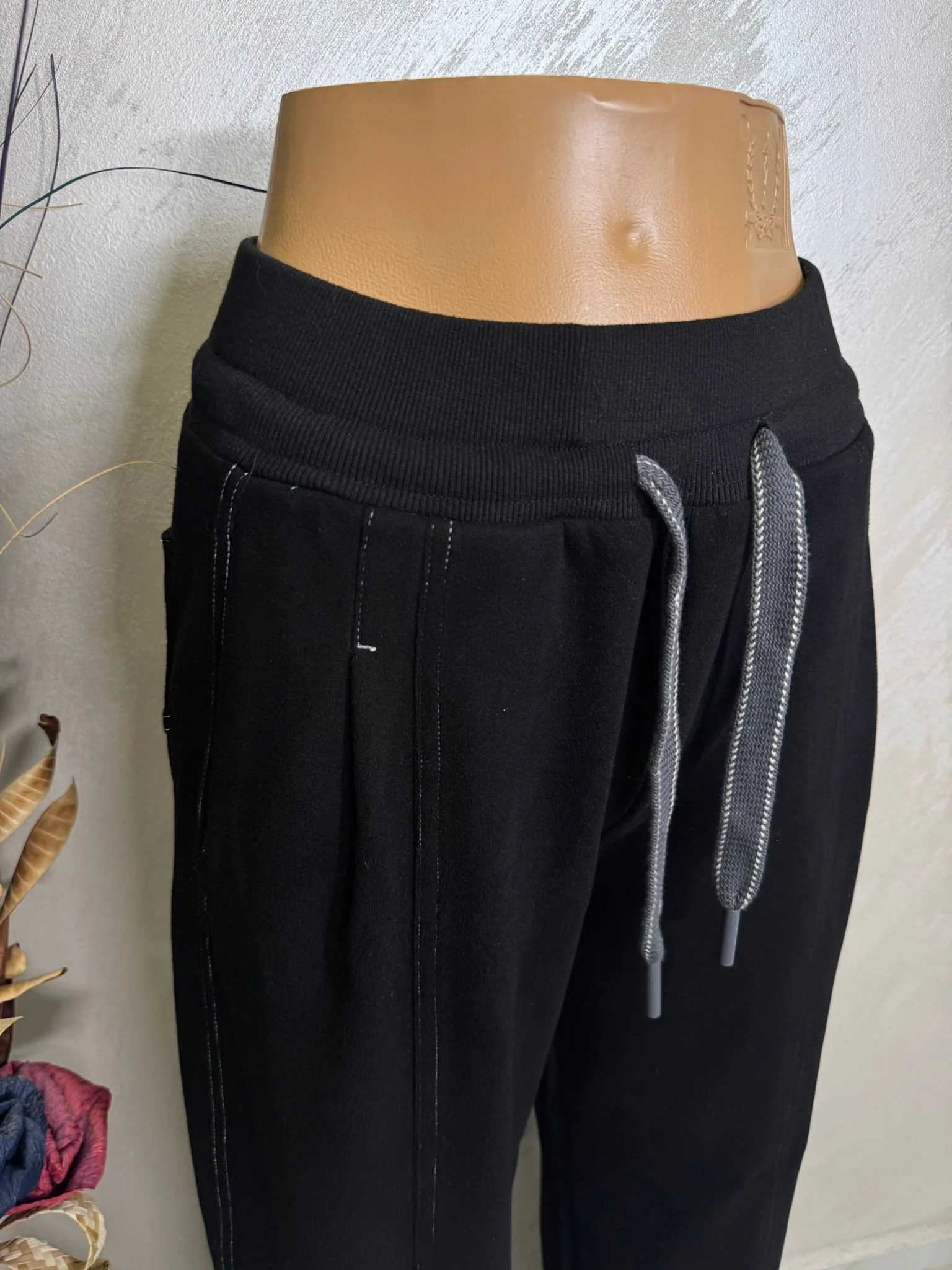 Pantaloni comozi, simpli și versatili, perfecți pentru orice zi.