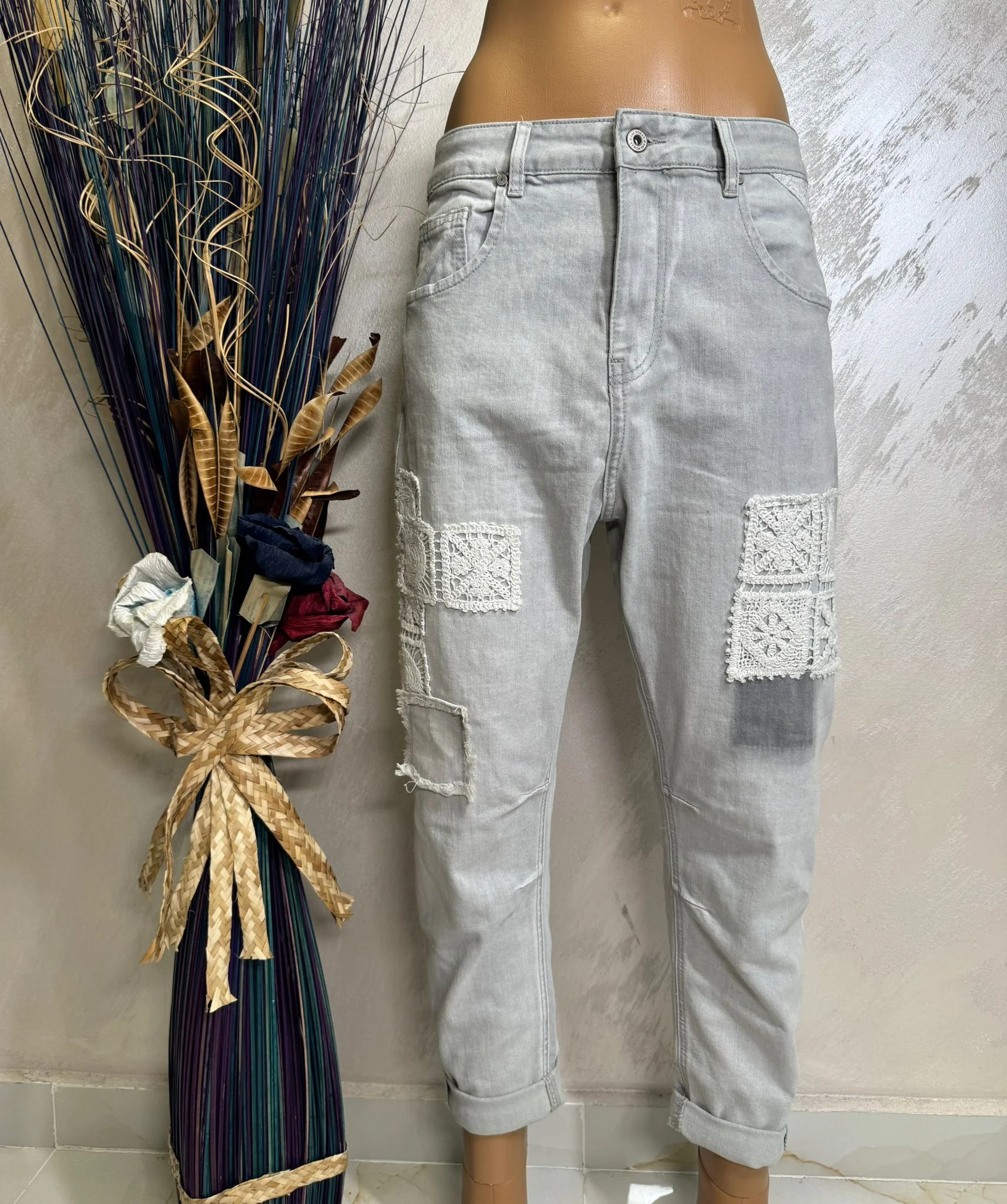 Blugi damă gri deschis cu aplicații crochet și detalii patchwork