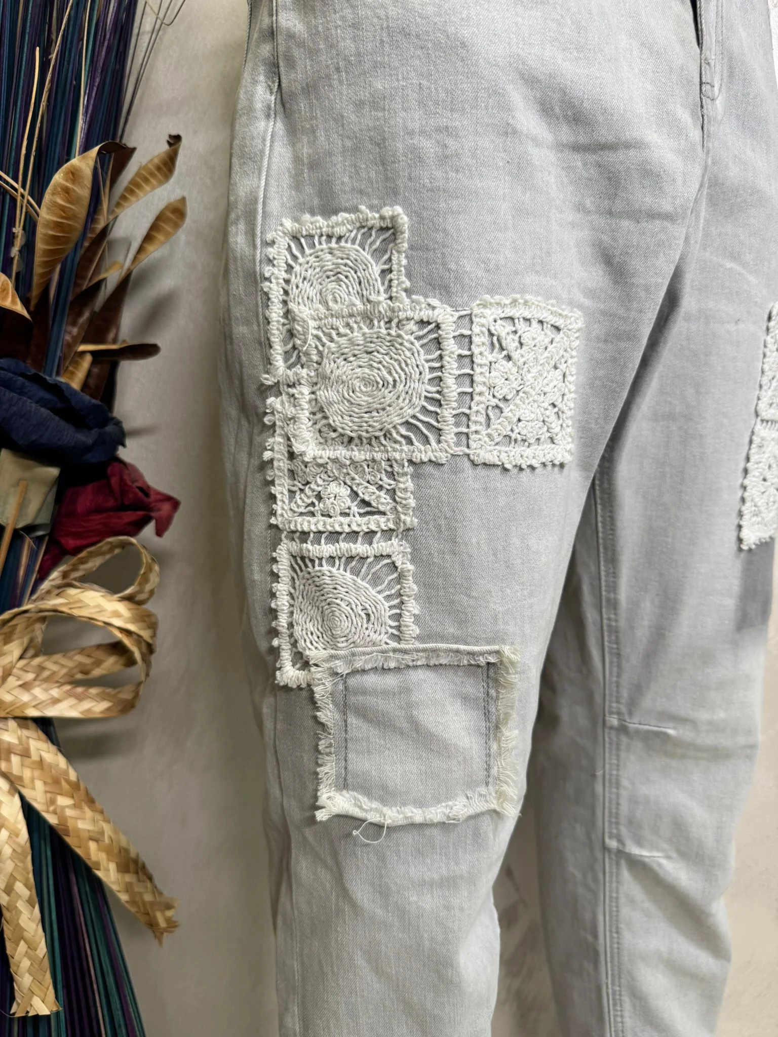 Blugi damă gri deschis cu aplicații crochet și detalii patchwork