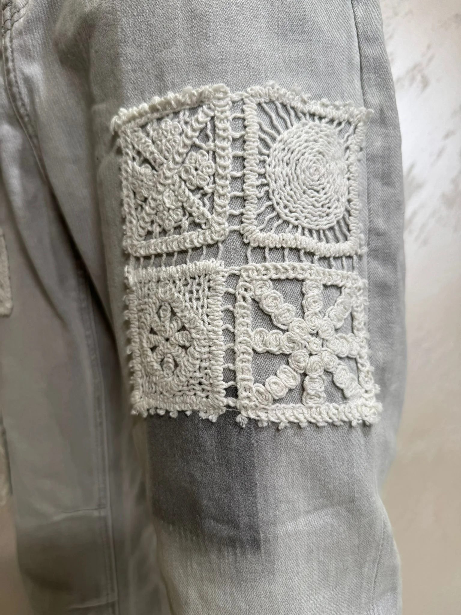 Blugi damă gri deschis cu aplicații crochet și detalii patchwork