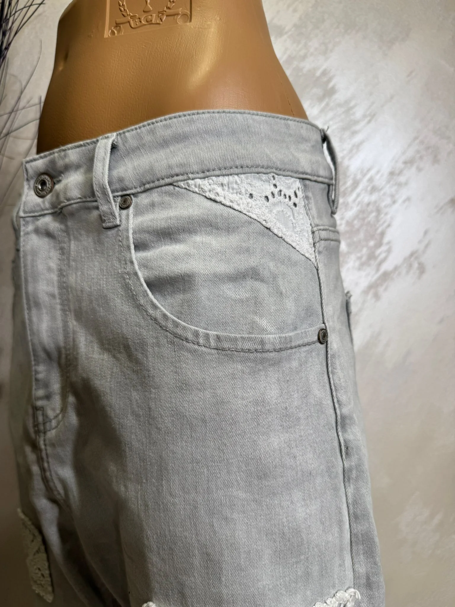 Blugi damă gri deschis cu aplicații crochet și detalii patchwork