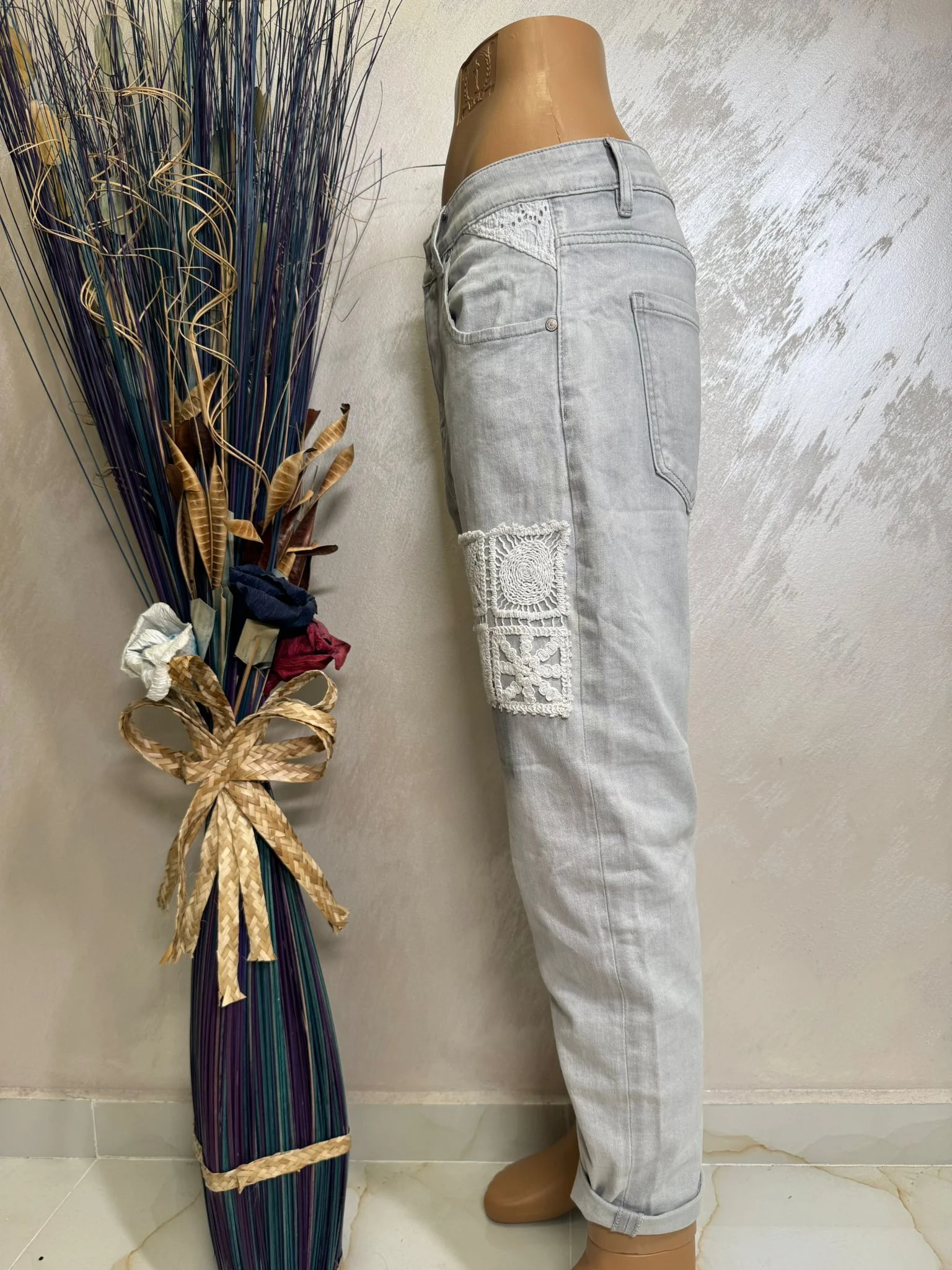 Blugi damă gri deschis cu aplicații crochet și detalii patchwork