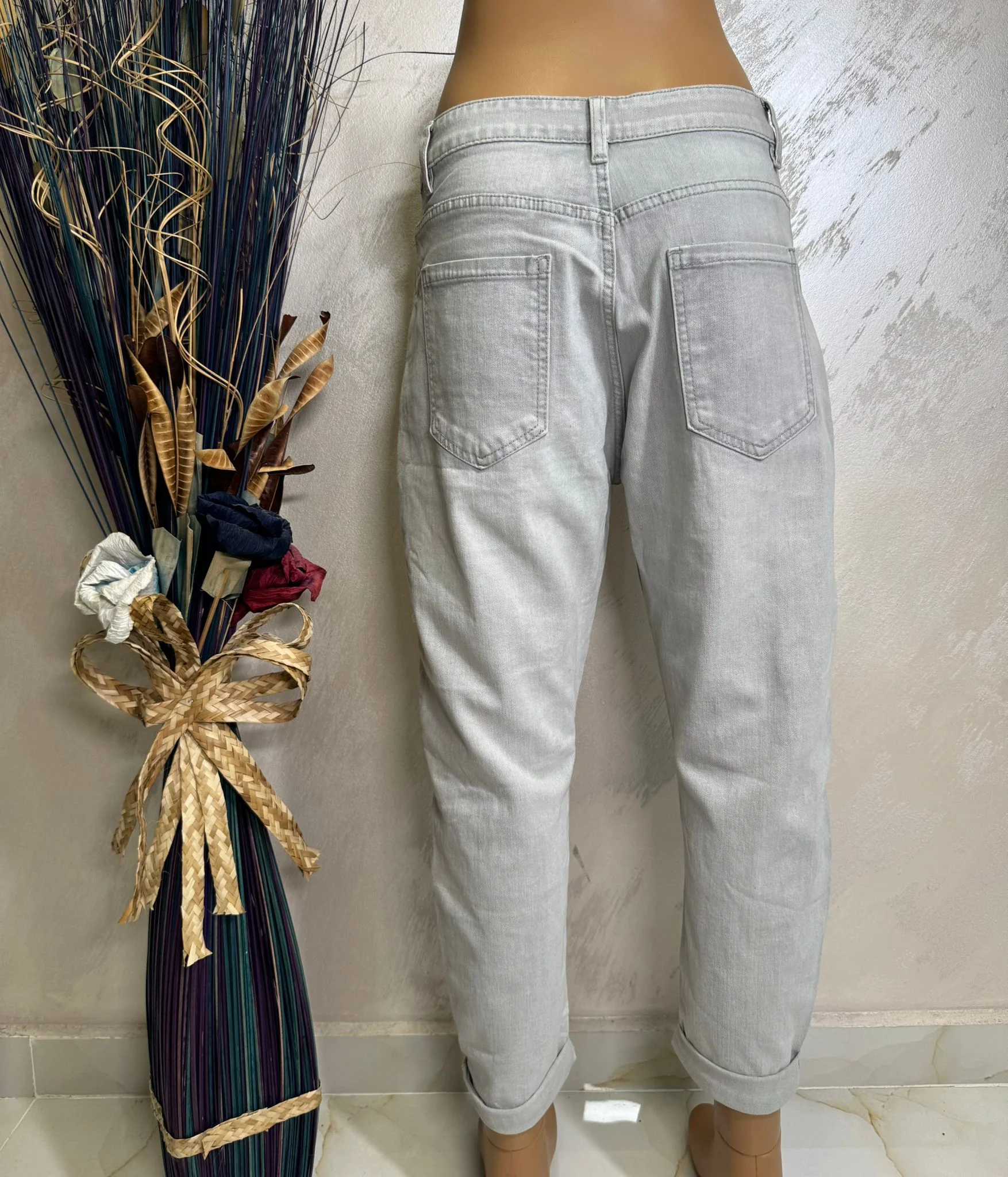 Blugi damă gri deschis cu aplicații crochet și detalii patchwork