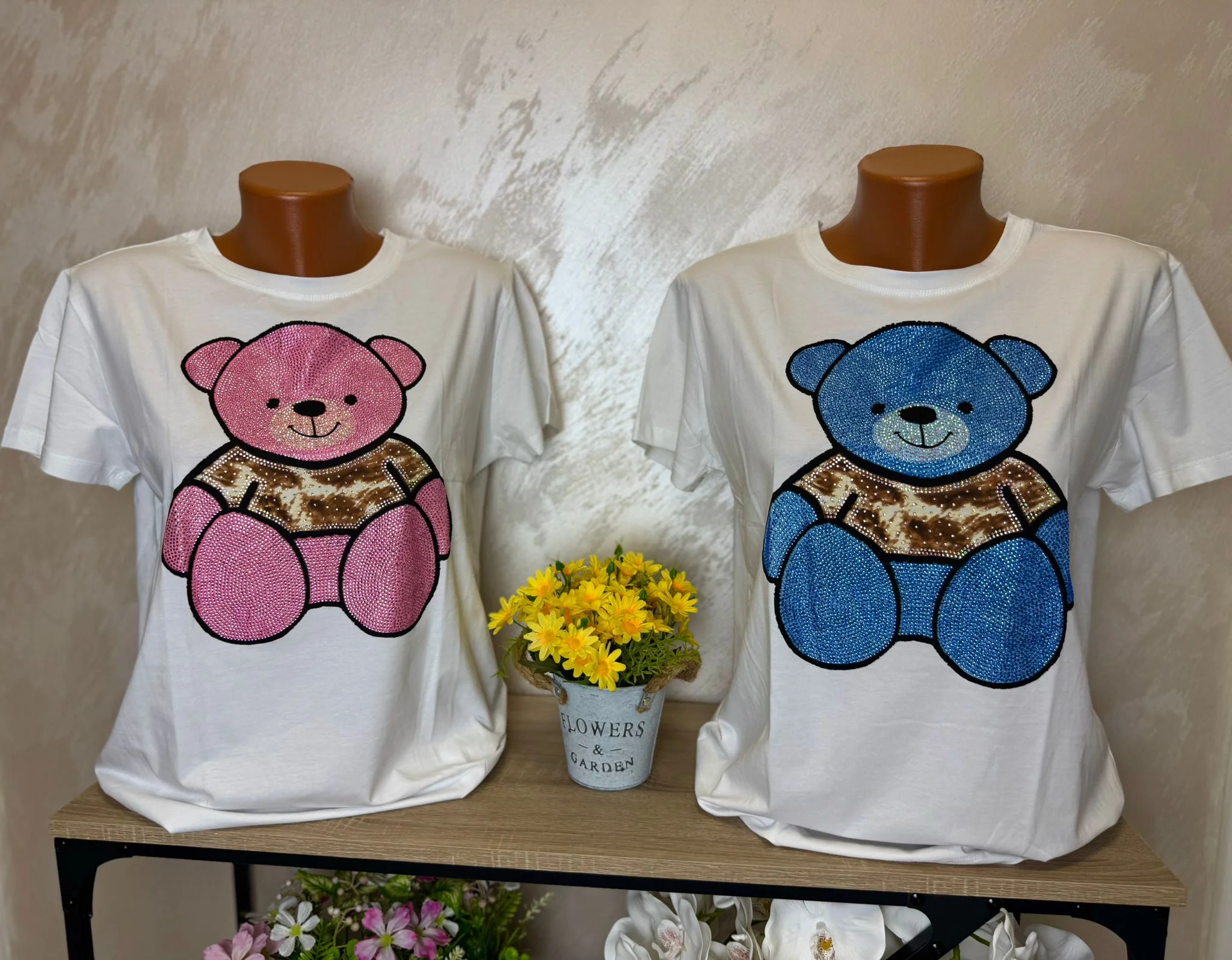 Tricou damă alb cu aplicație ursuleț strălucitor – model casual chic