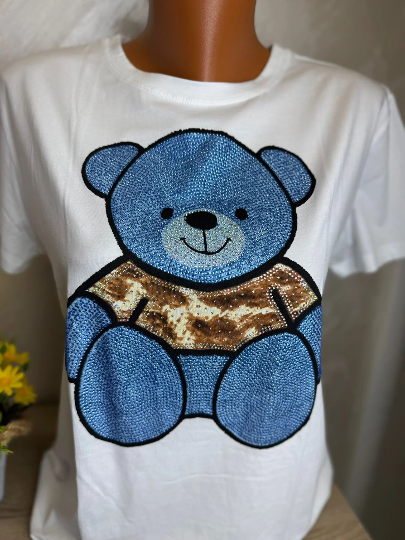 Tricou damă alb cu aplicație ursuleț strălucitor – model casual chic