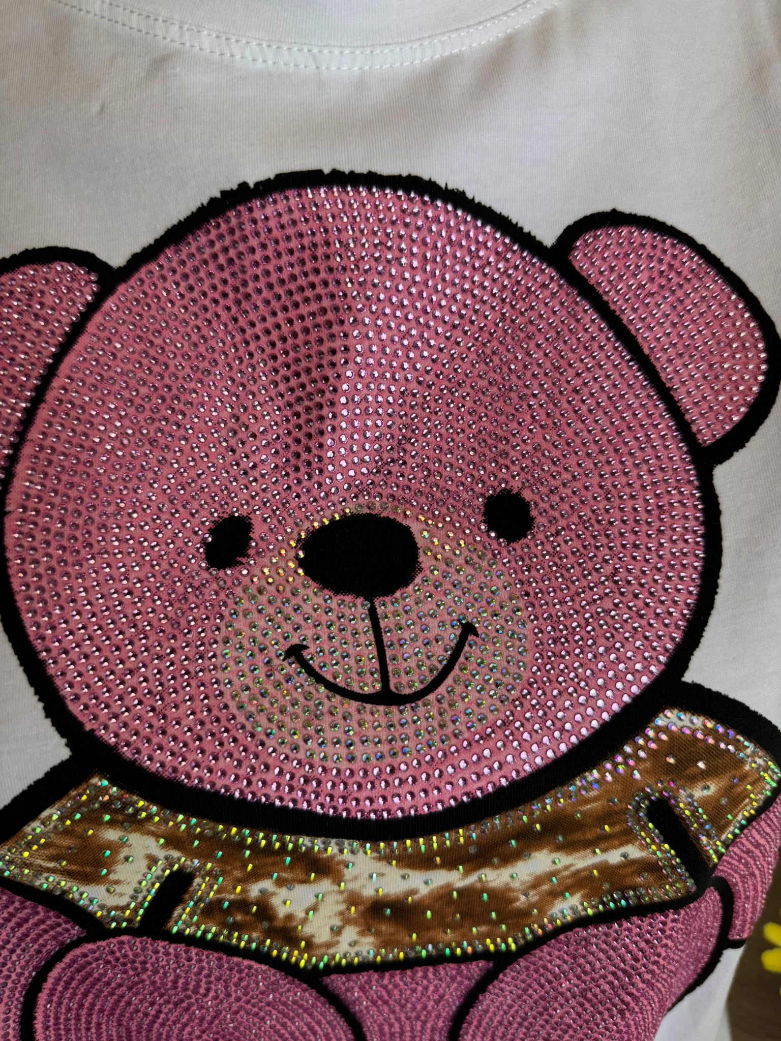 Tricou damă alb cu aplicație ursuleț strălucitor – model casual chic