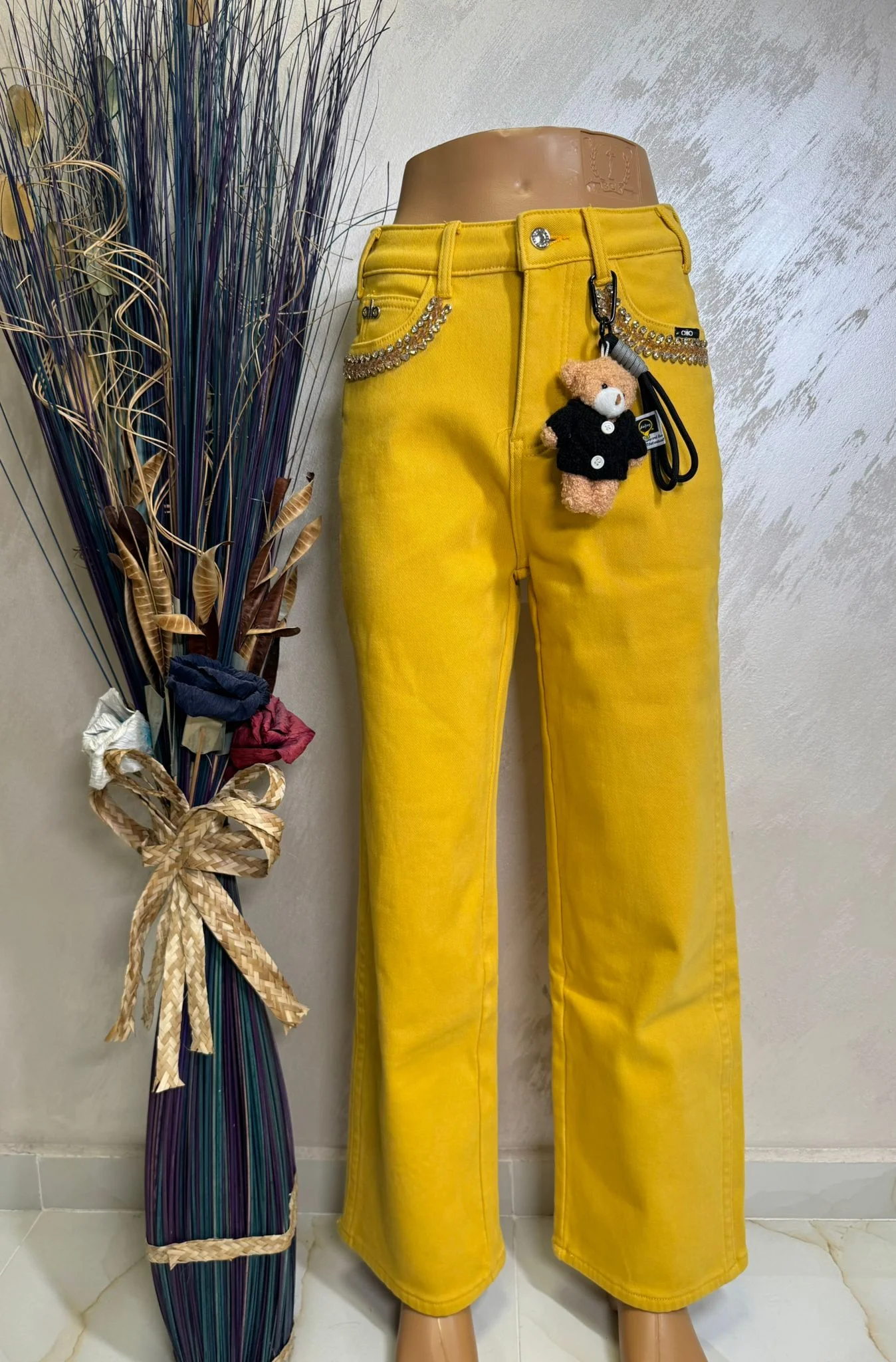 Pantaloni damă galbeni cu strasuri și accesoriu teddy