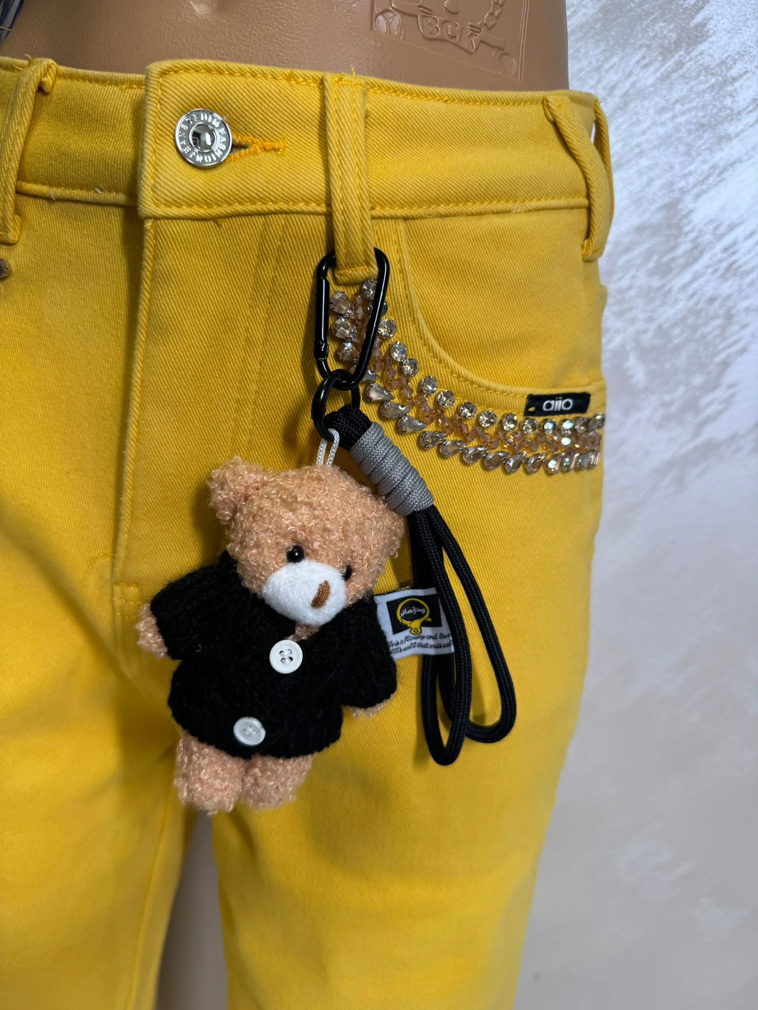 Pantaloni damă galbeni cu strasuri și accesoriu teddy