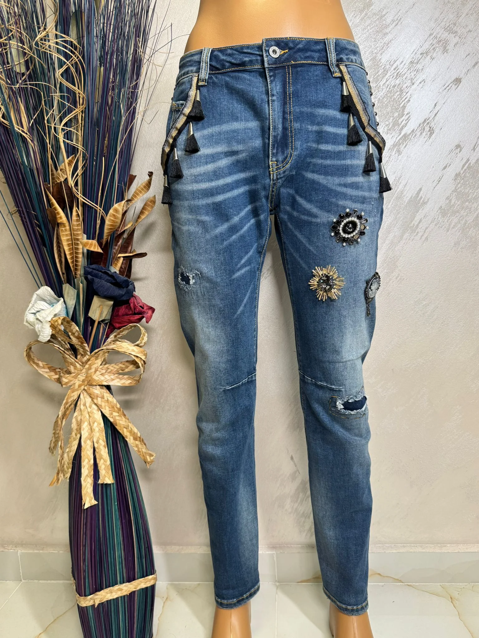 Blugi damă cu aplicații decorative și ciucuri laterali