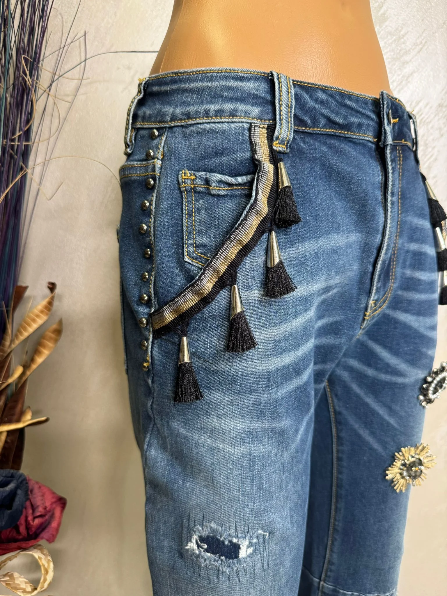 Blugi damă cu aplicații decorative și ciucuri laterali
