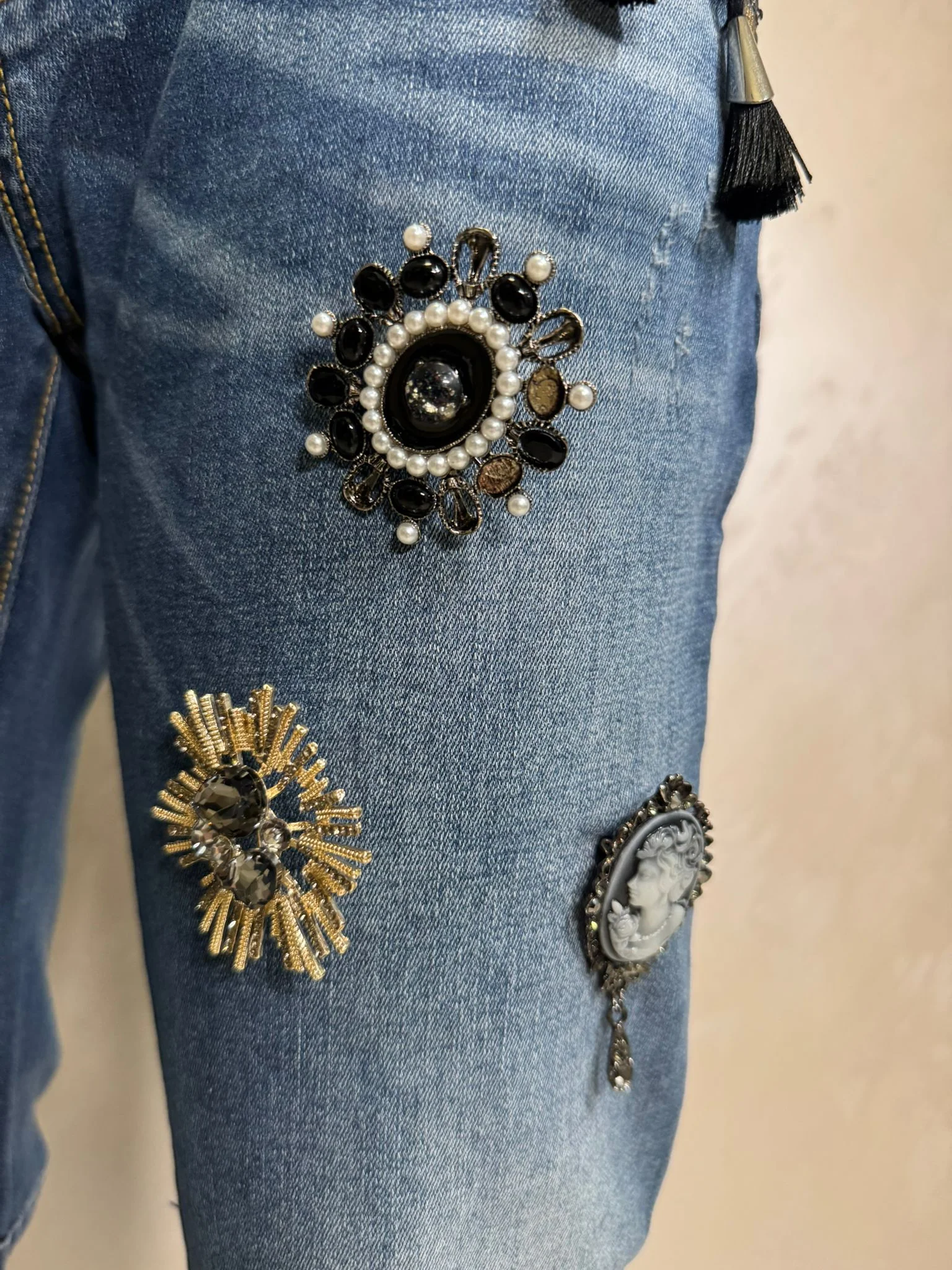 Blugi damă cu aplicații decorative și ciucuri laterali