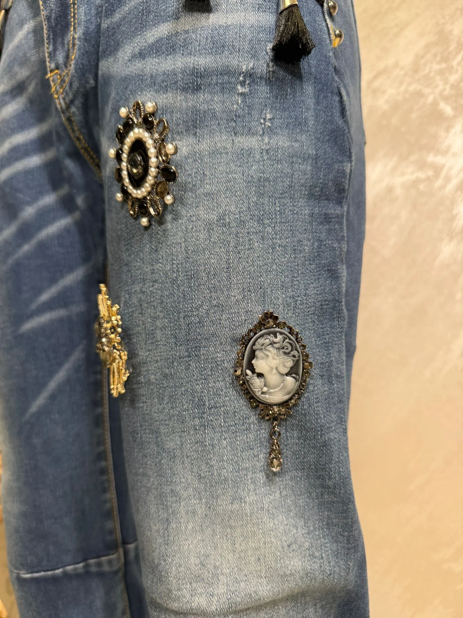 Blugi damă cu aplicații decorative și ciucuri laterali