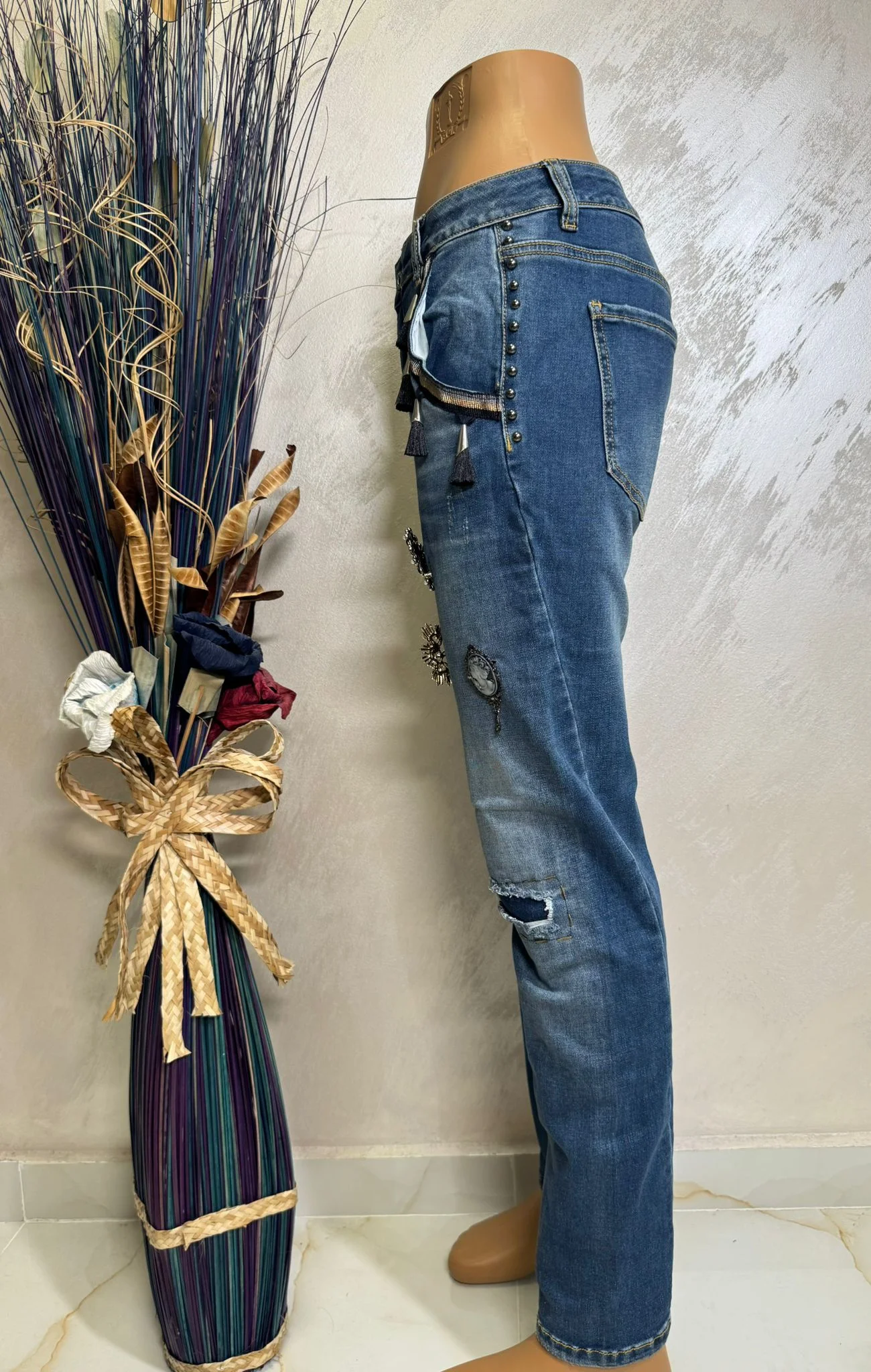 Blugi damă cu aplicații decorative și ciucuri laterali