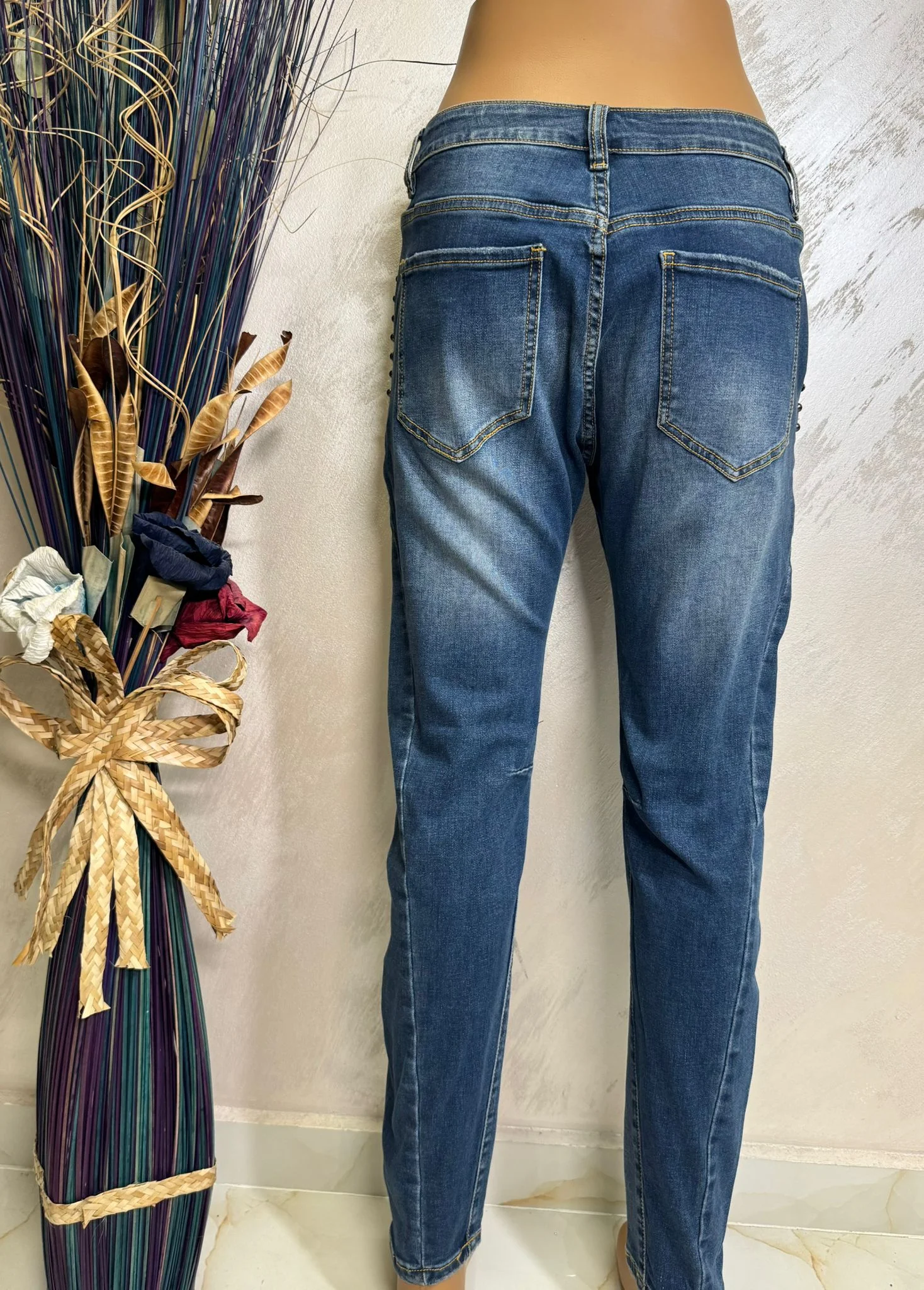 Blugi damă cu aplicații decorative și ciucuri laterali