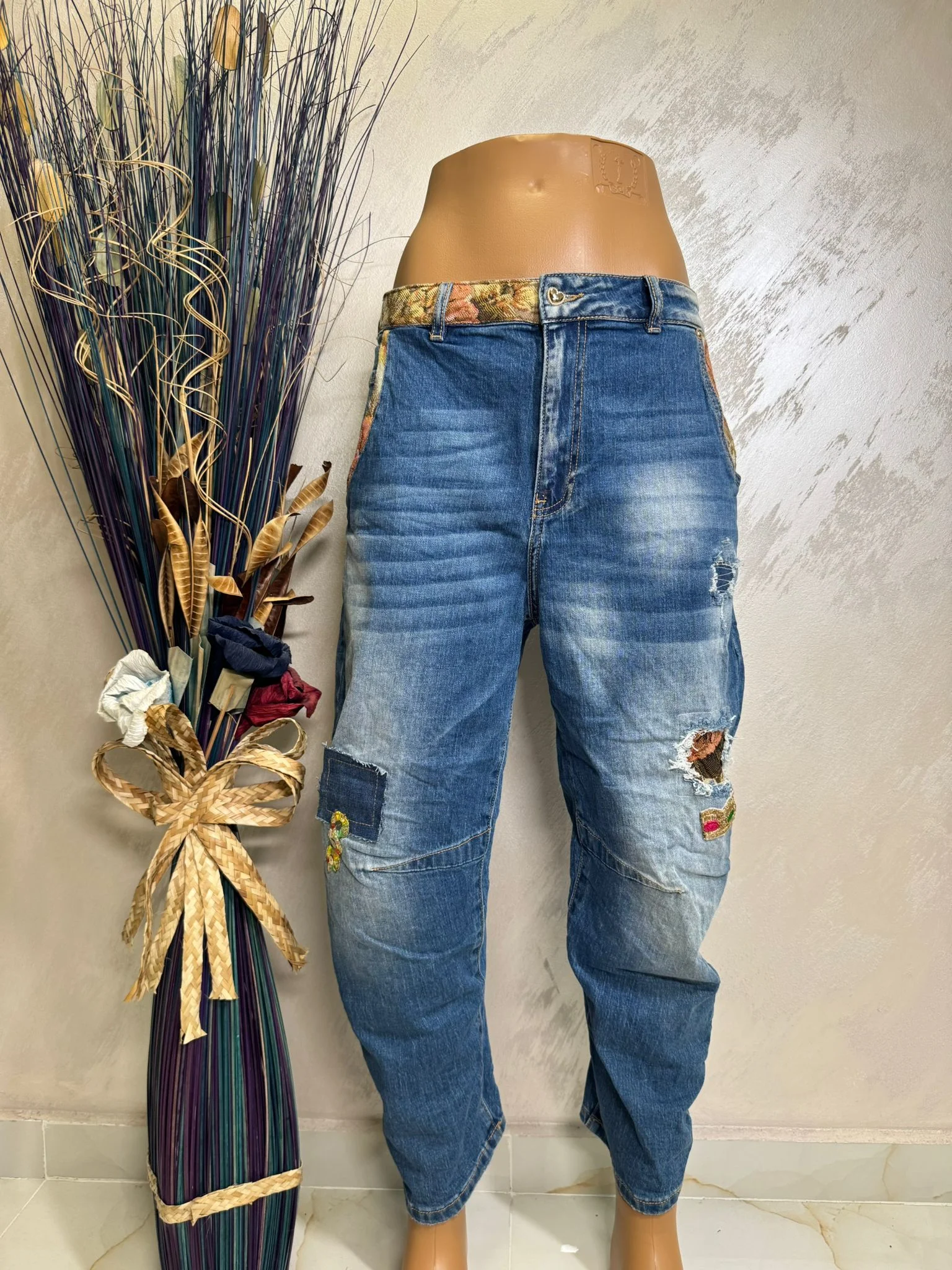 Blugi damă cu inserții florale și efect patchwork