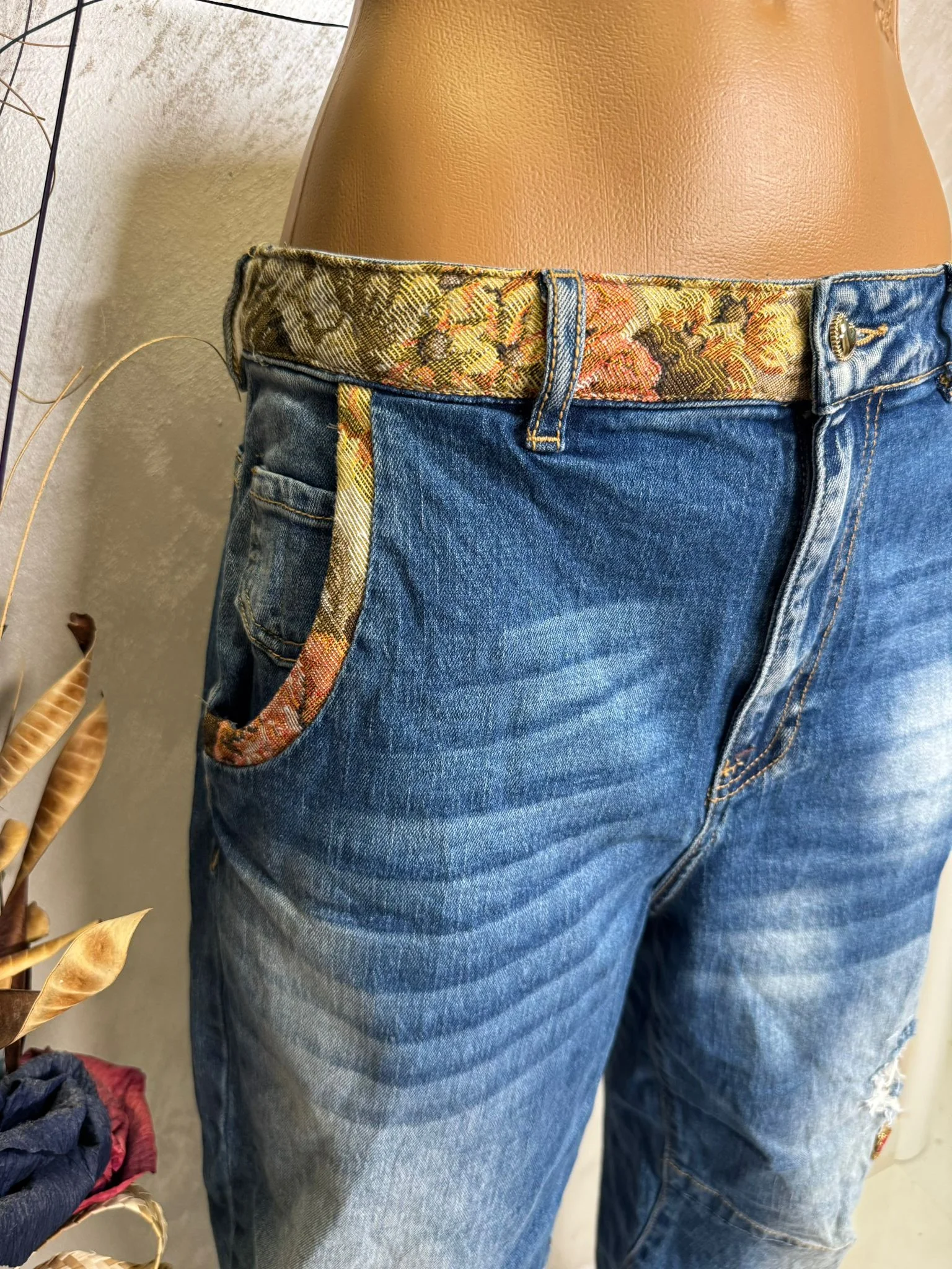 Blugi damă cu inserții florale și efect patchwork