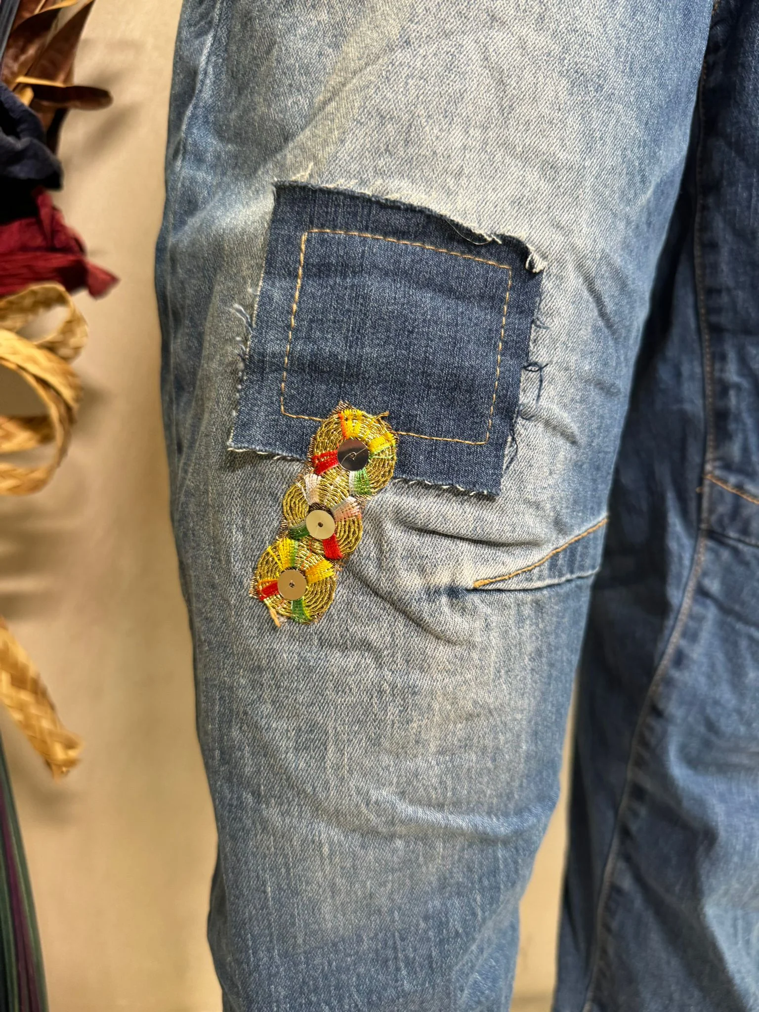 Blugi damă cu inserții florale și efect patchwork