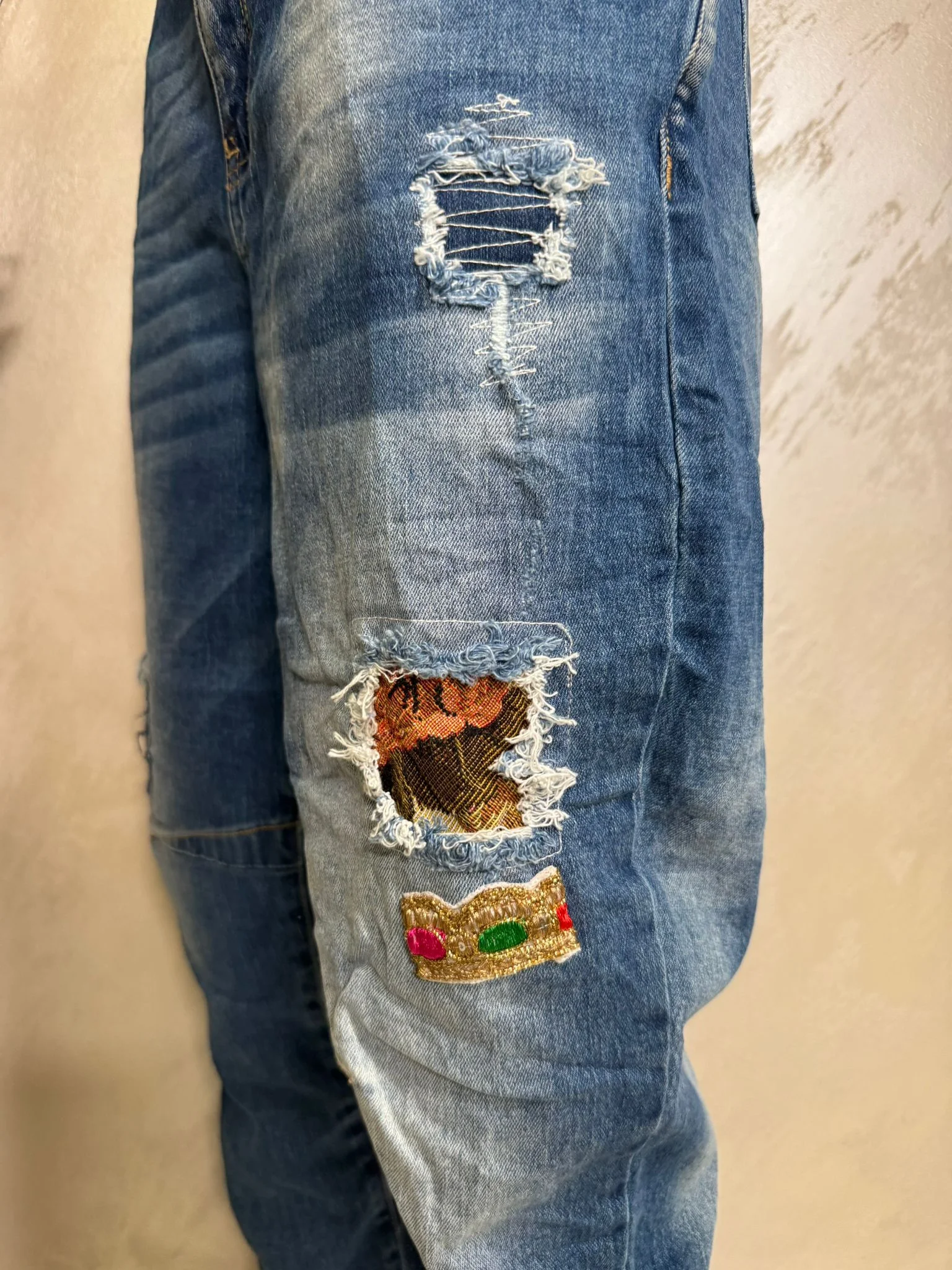 Blugi damă cu inserții florale și efect patchwork