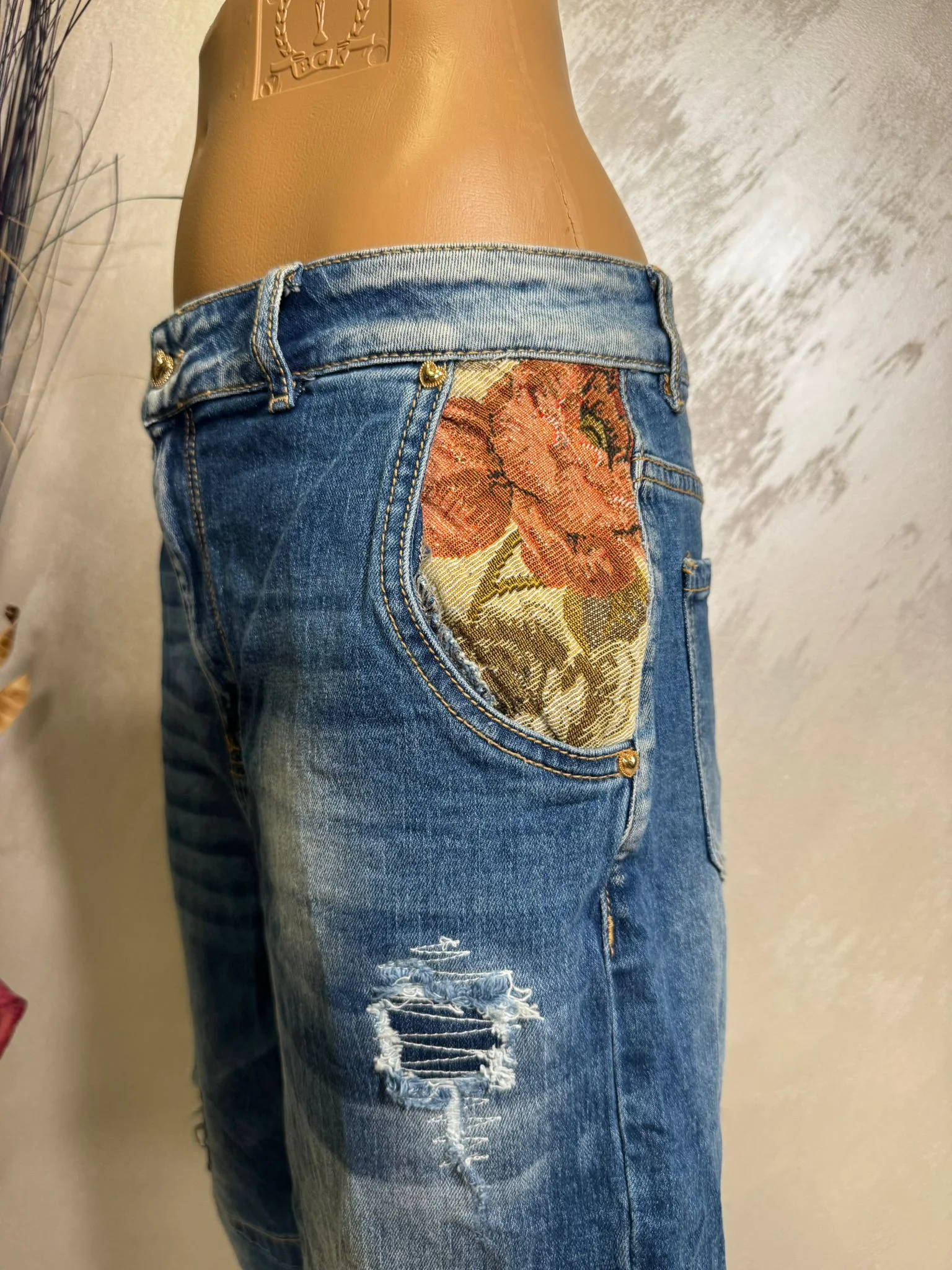 Blugi damă cu inserții florale și efect patchwork