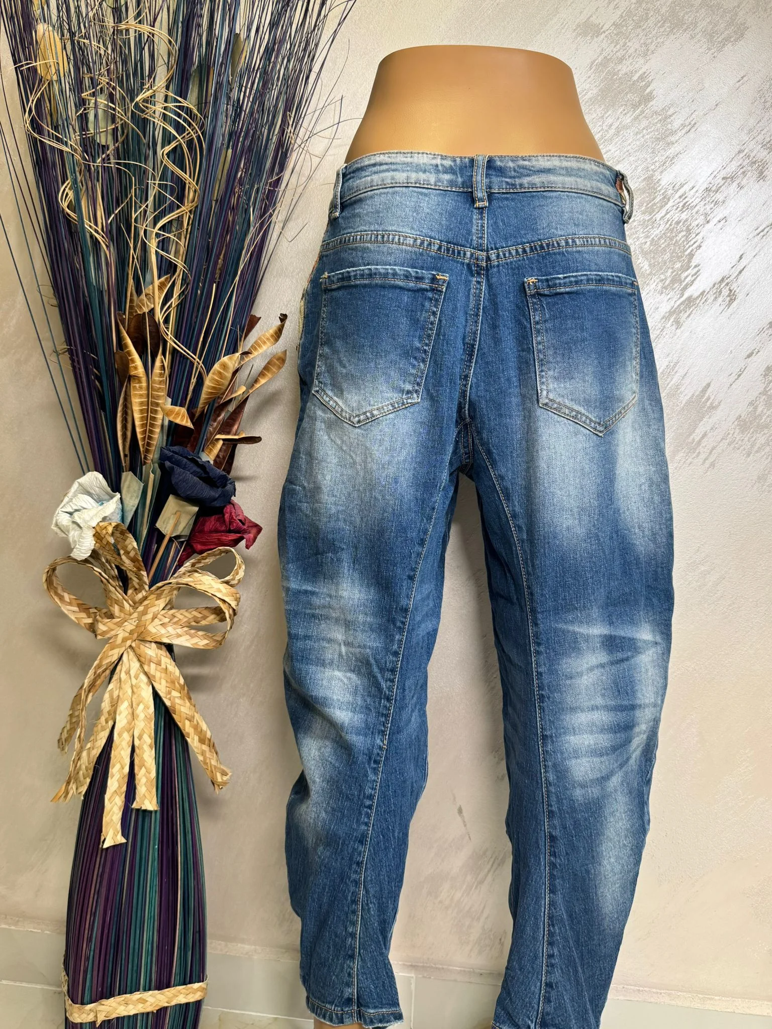 Blugi damă cu inserții florale și efect patchwork