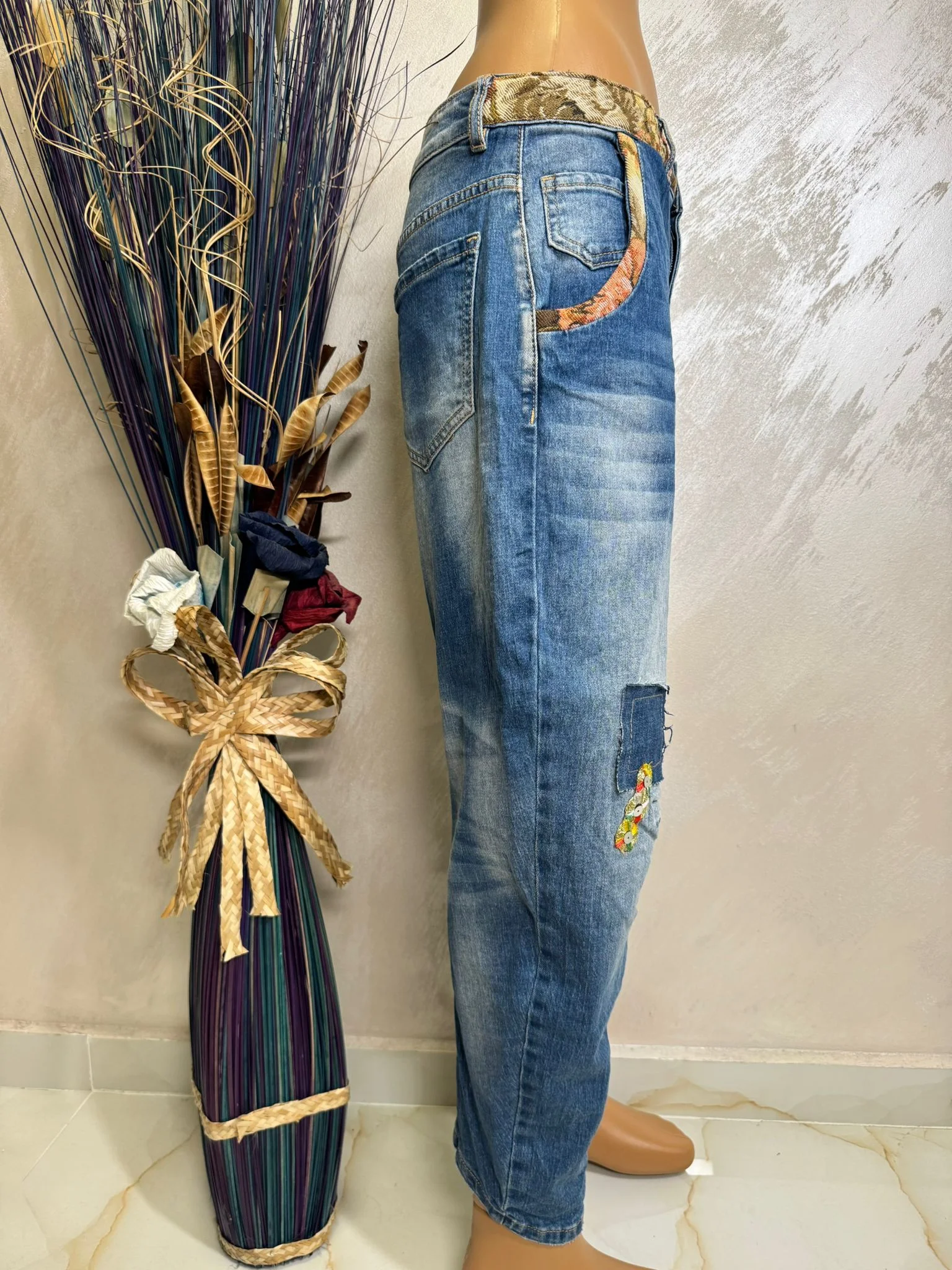 Blugi damă cu inserții florale și efect patchwork