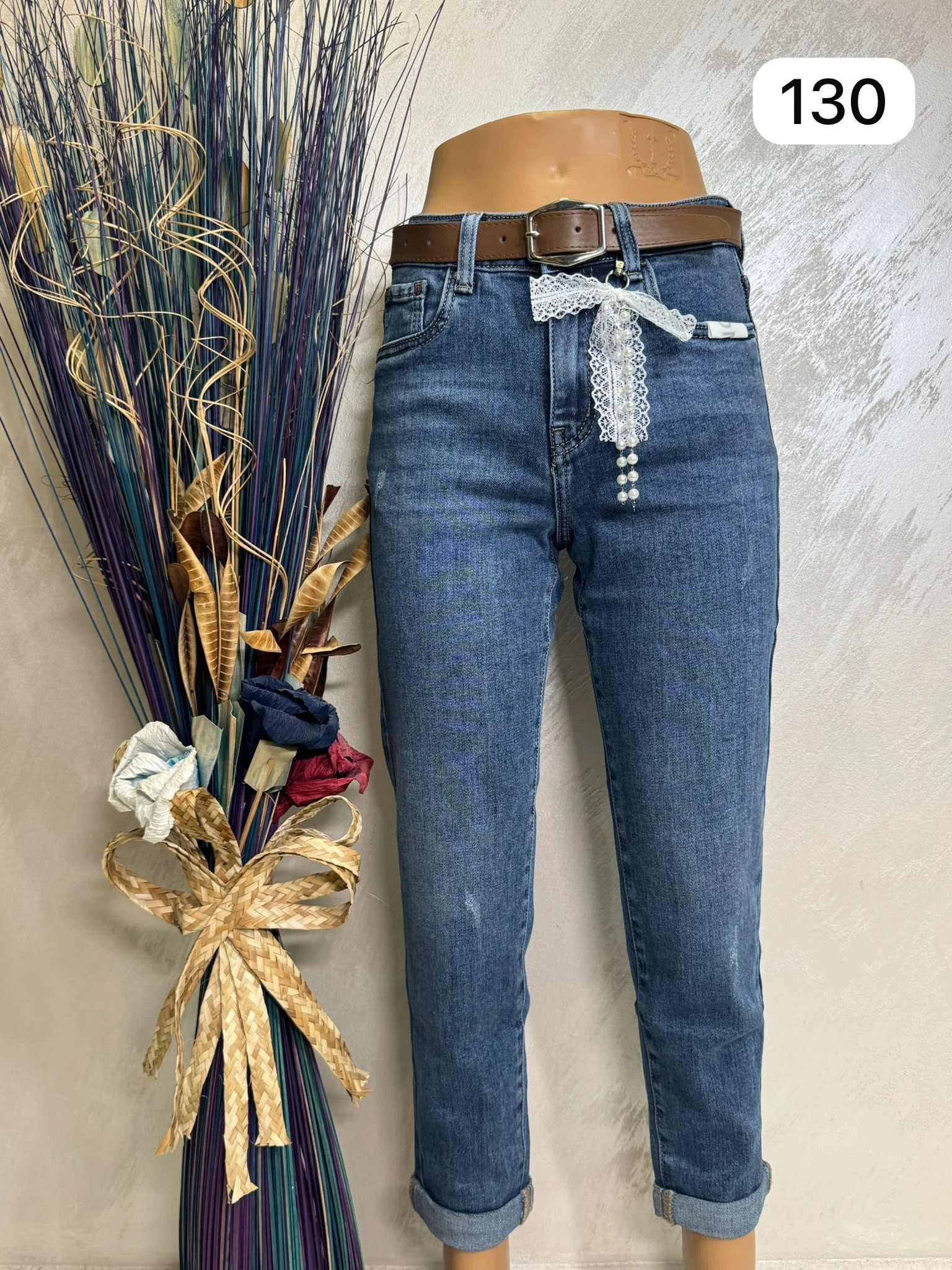 Blugi damă cu curea și detaliu din dantelă