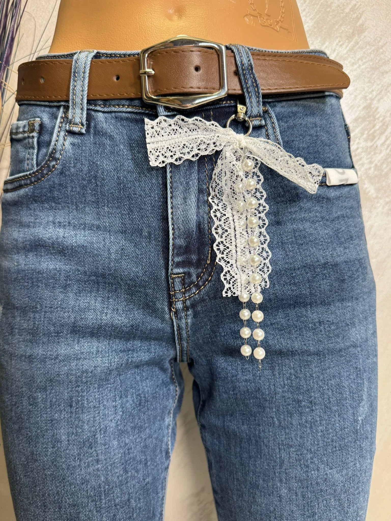 Blugi damă cu curea și detaliu din dantelă