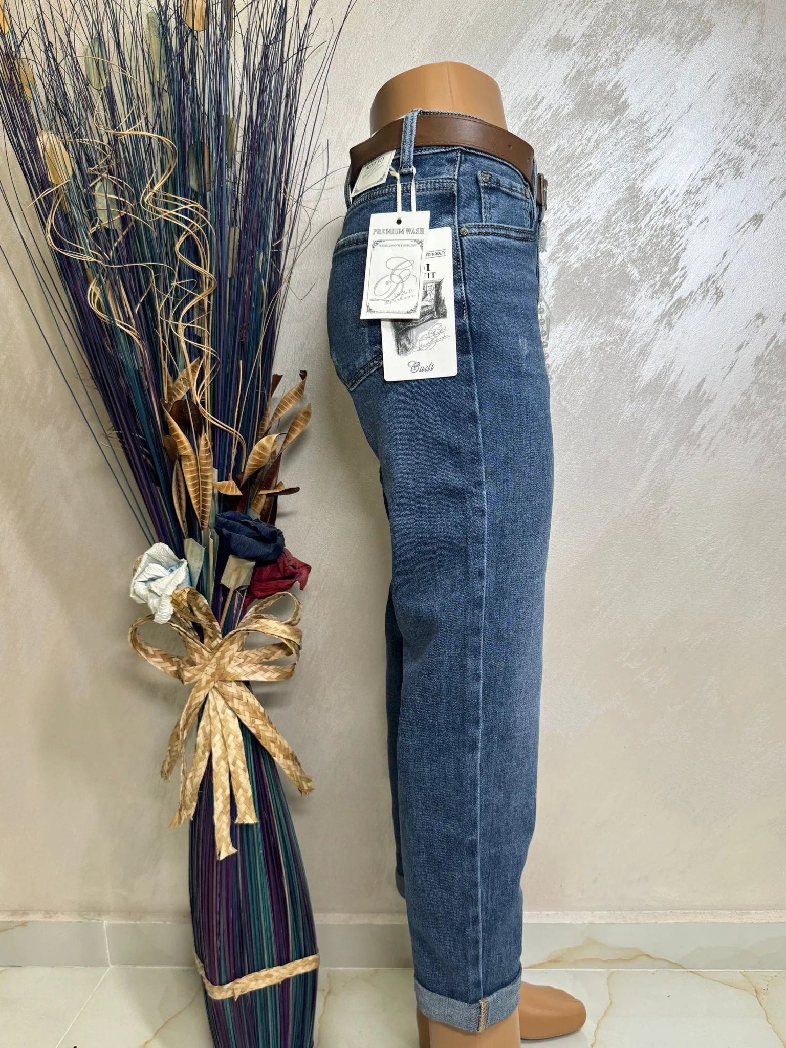 Blugi damă cu curea și detaliu din dantelă