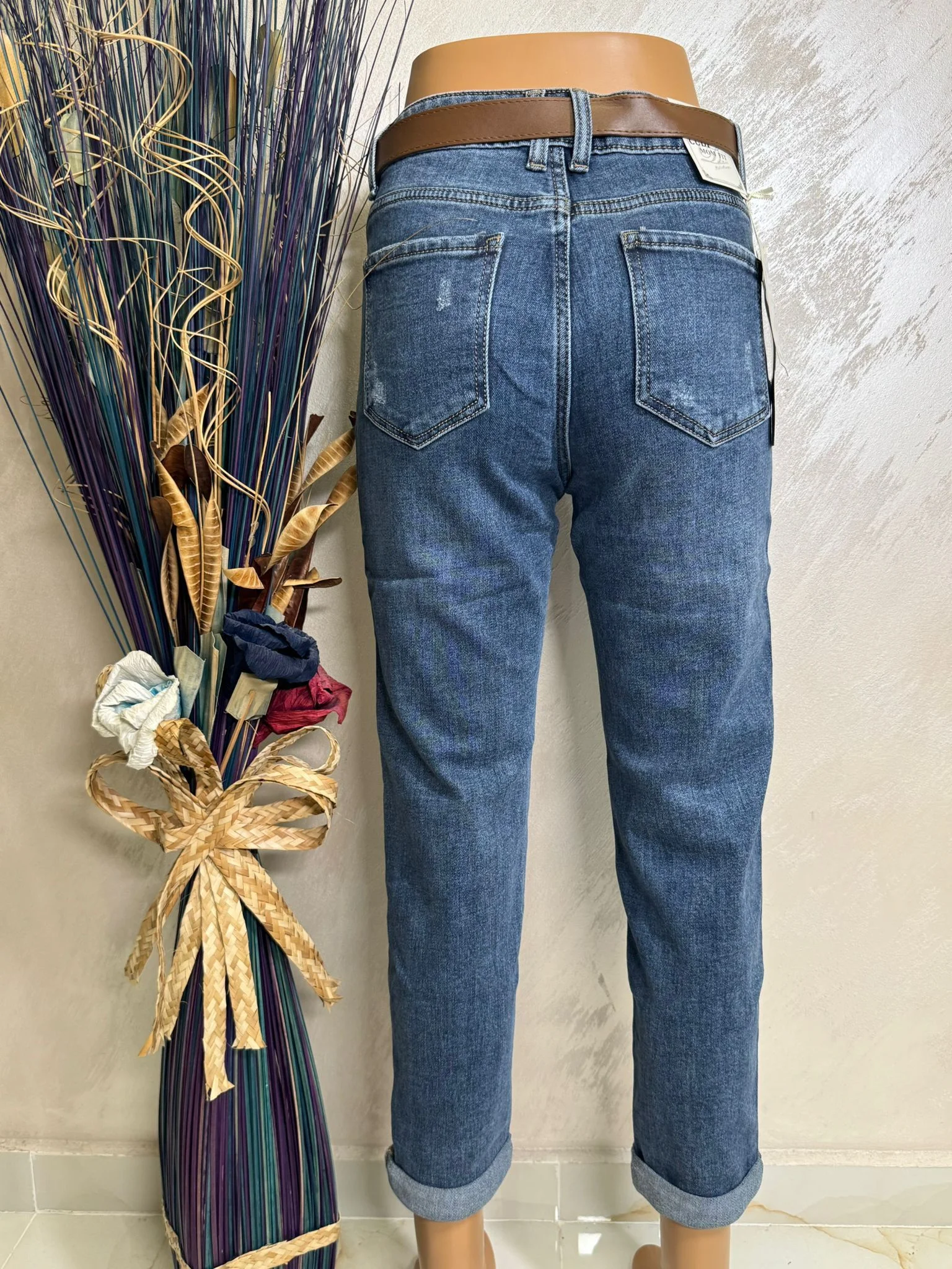 Blugi damă cu curea și detaliu din dantelă