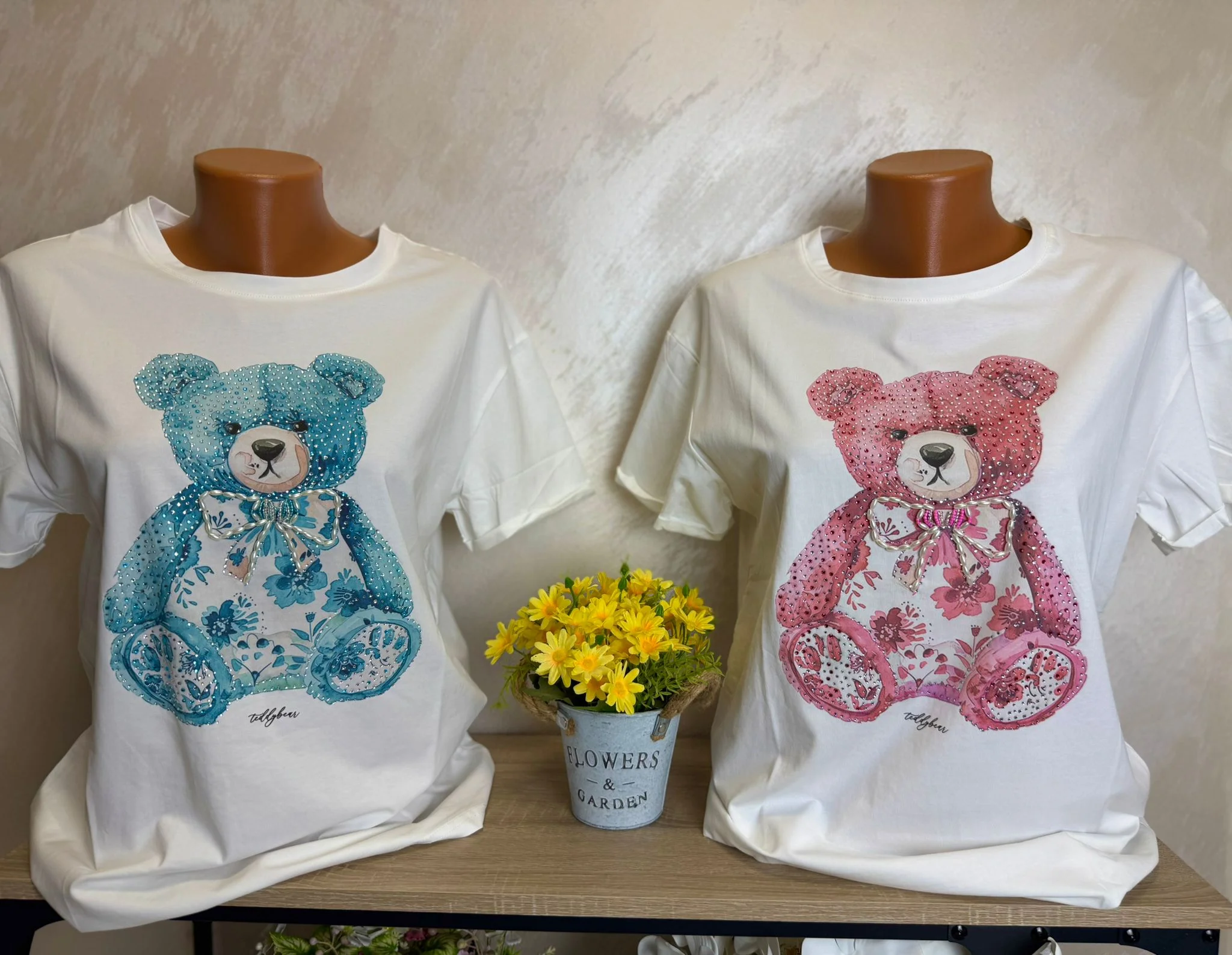 Tricou damă cu ursuleț floral și aplicații strălucitoare – model elegant casual