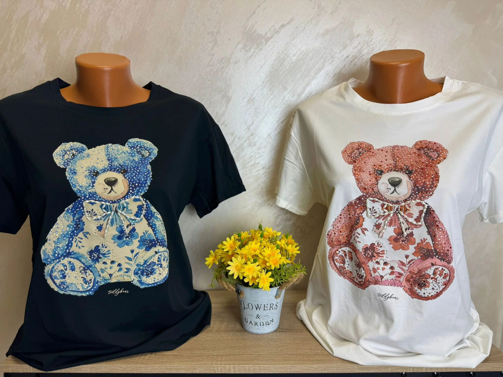 Tricou damă cu ursuleț floral și aplicații strălucitoare – model elegant casual