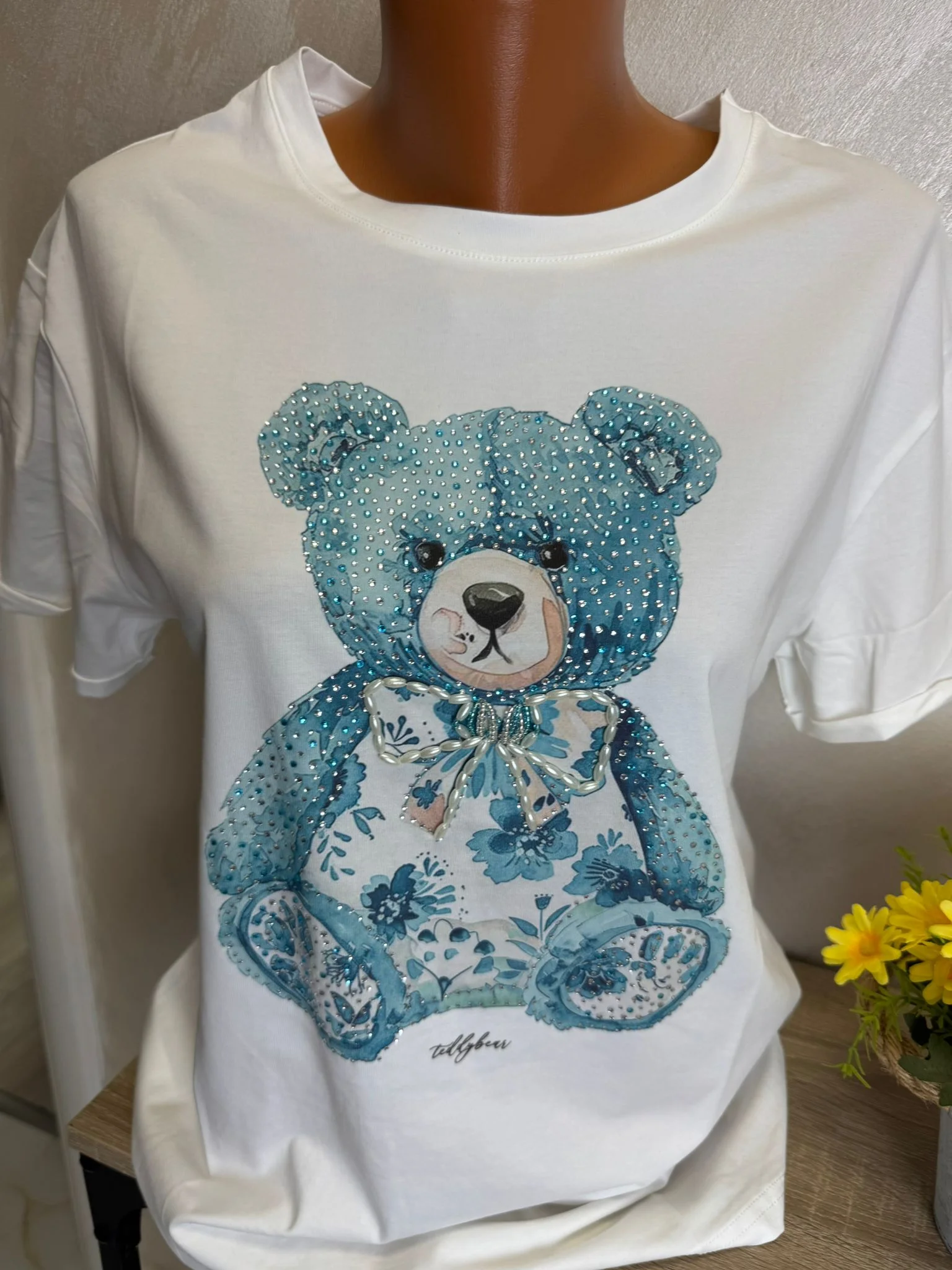 Tricou damă cu ursuleț floral și aplicații strălucitoare – model elegant casual