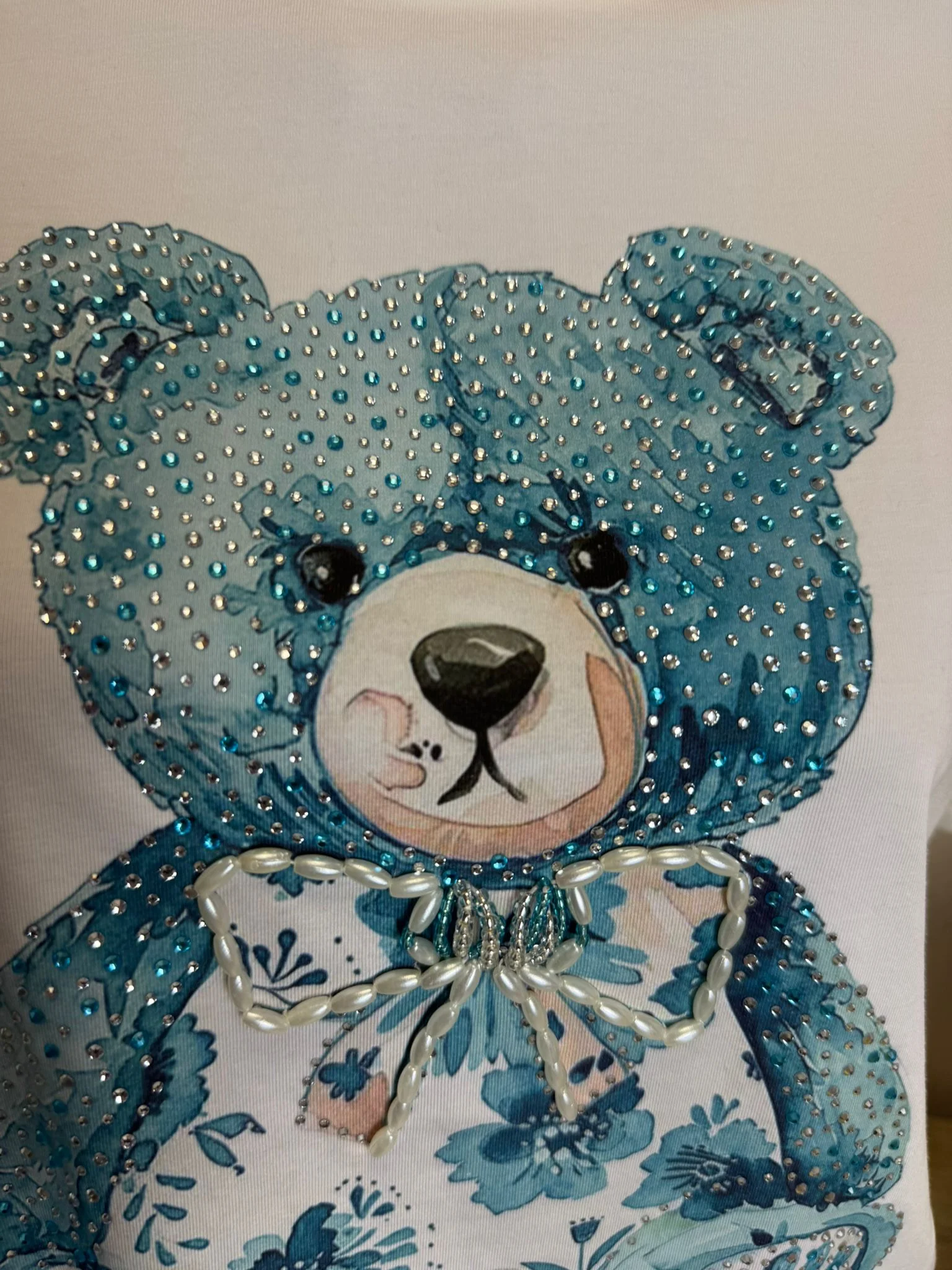 Tricou damă cu ursuleț floral și aplicații strălucitoare – model elegant casual