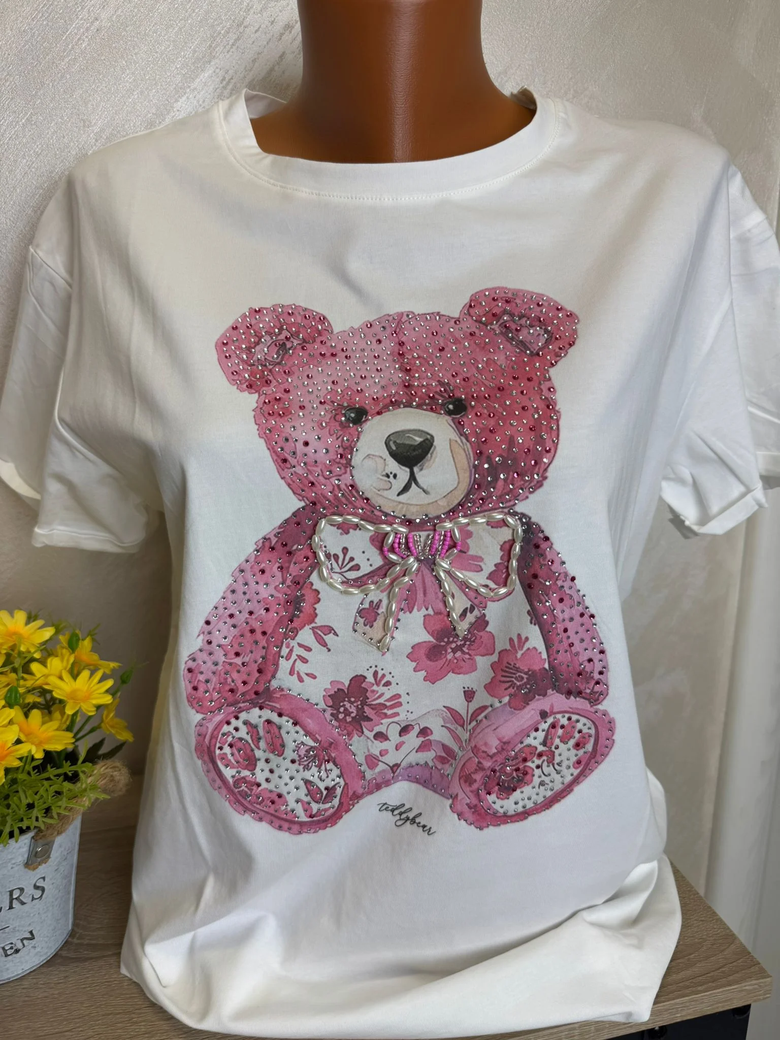 Tricou damă cu ursuleț floral și aplicații strălucitoare – model elegant casual