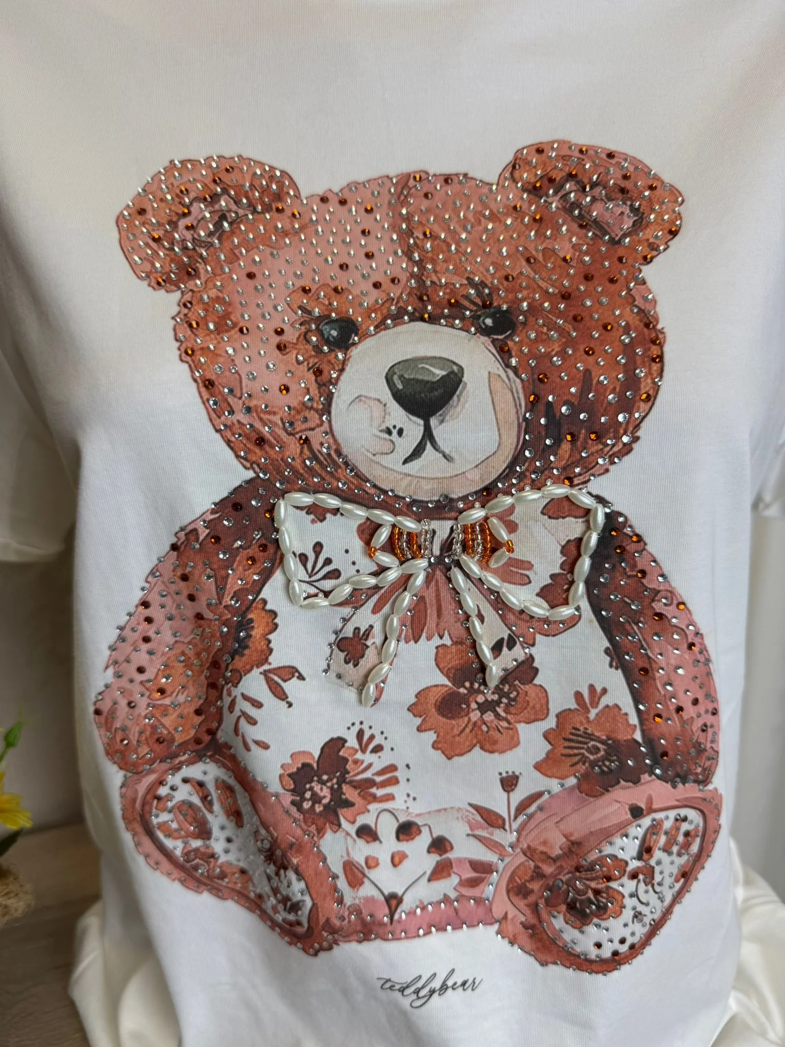 Tricou damă cu ursuleț floral și aplicații strălucitoare – model elegant casual