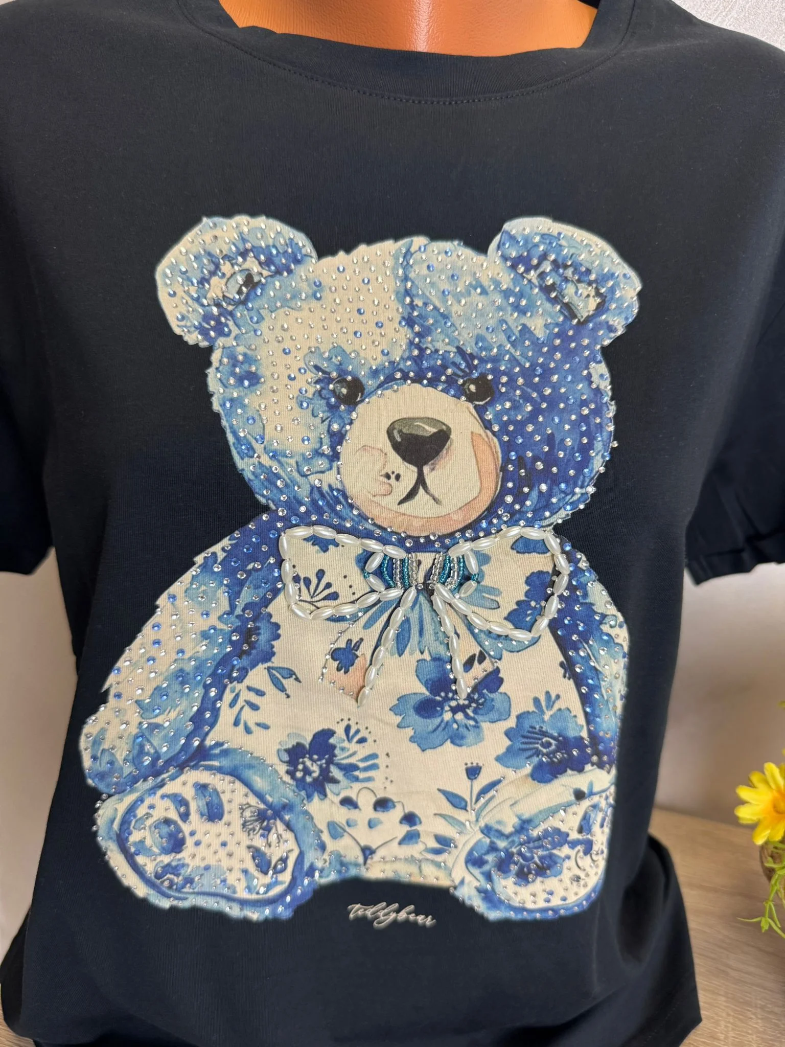 Tricou damă cu ursuleț floral și aplicații strălucitoare – model elegant casual