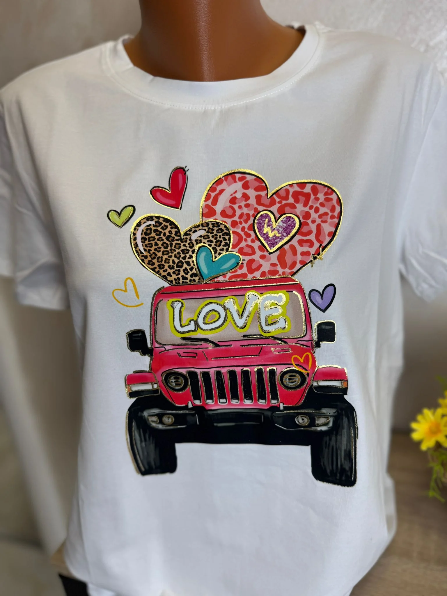 Tricou damă alb cu imprimeu LOVE și mașină – model trendy cu inimioare