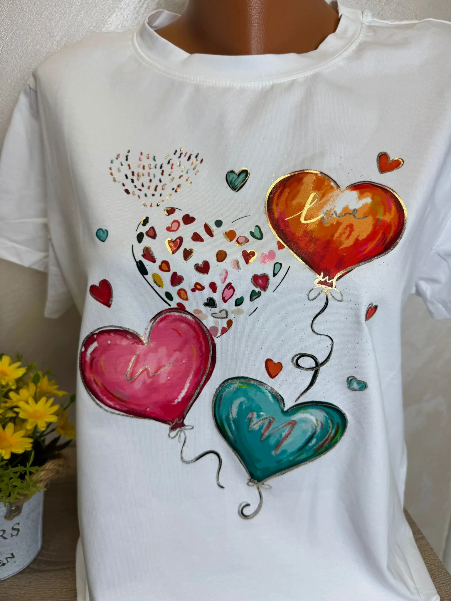 Tricou damă alb cu inimioare colorate și mesaj LOVE – model romantic trendy