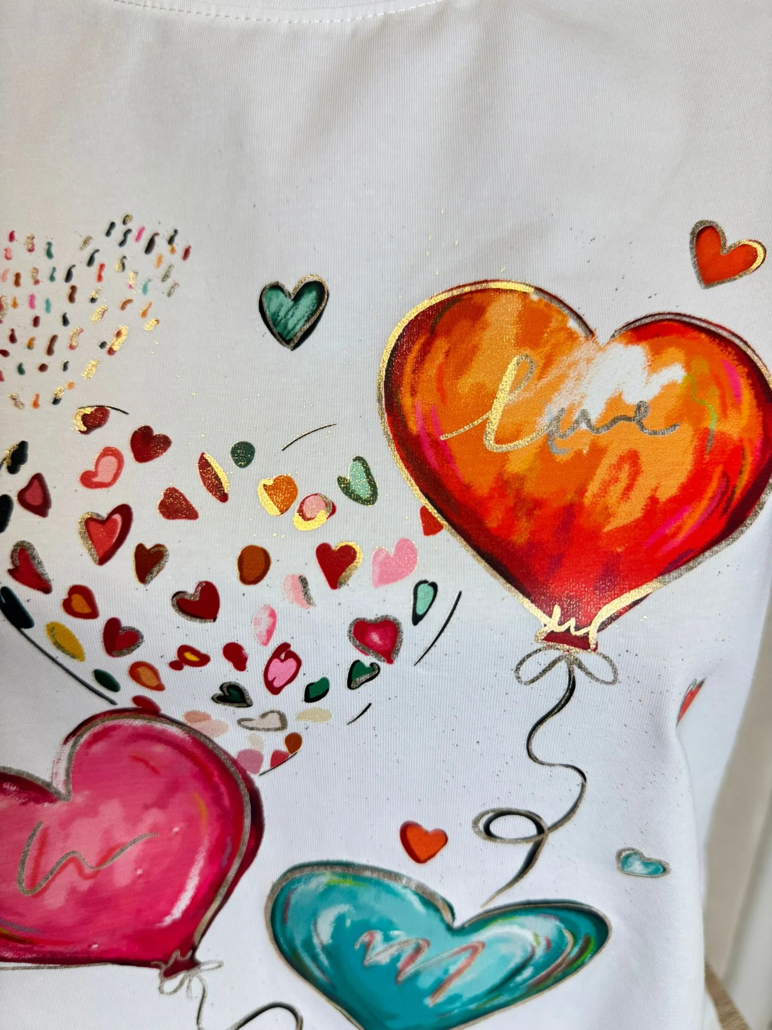 Tricou damă alb cu inimioare colorate și mesaj LOVE – model romantic trendy