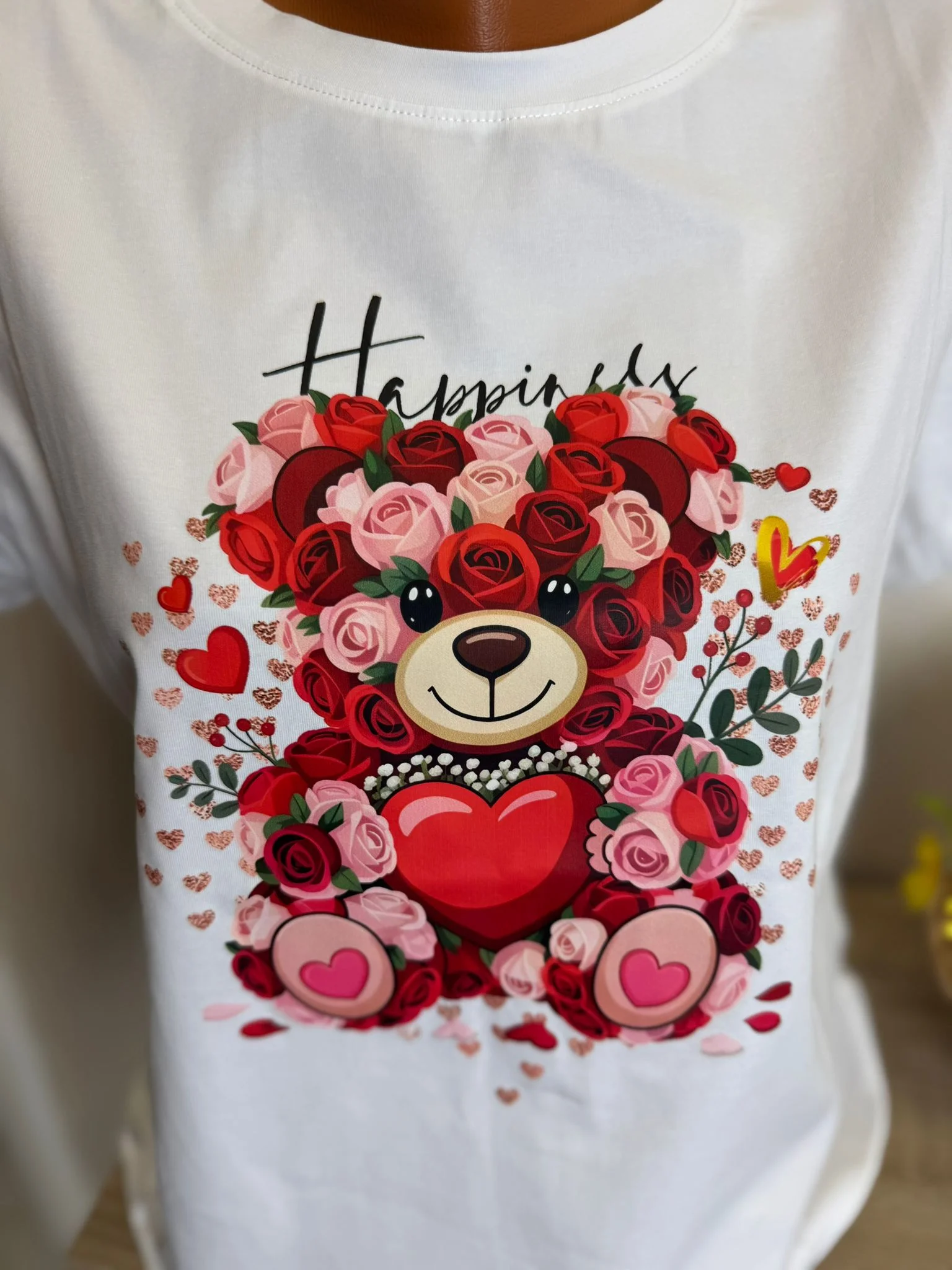 Tricou damă alb cu ursuleț din trandafiri și inimă – model romantic elegant