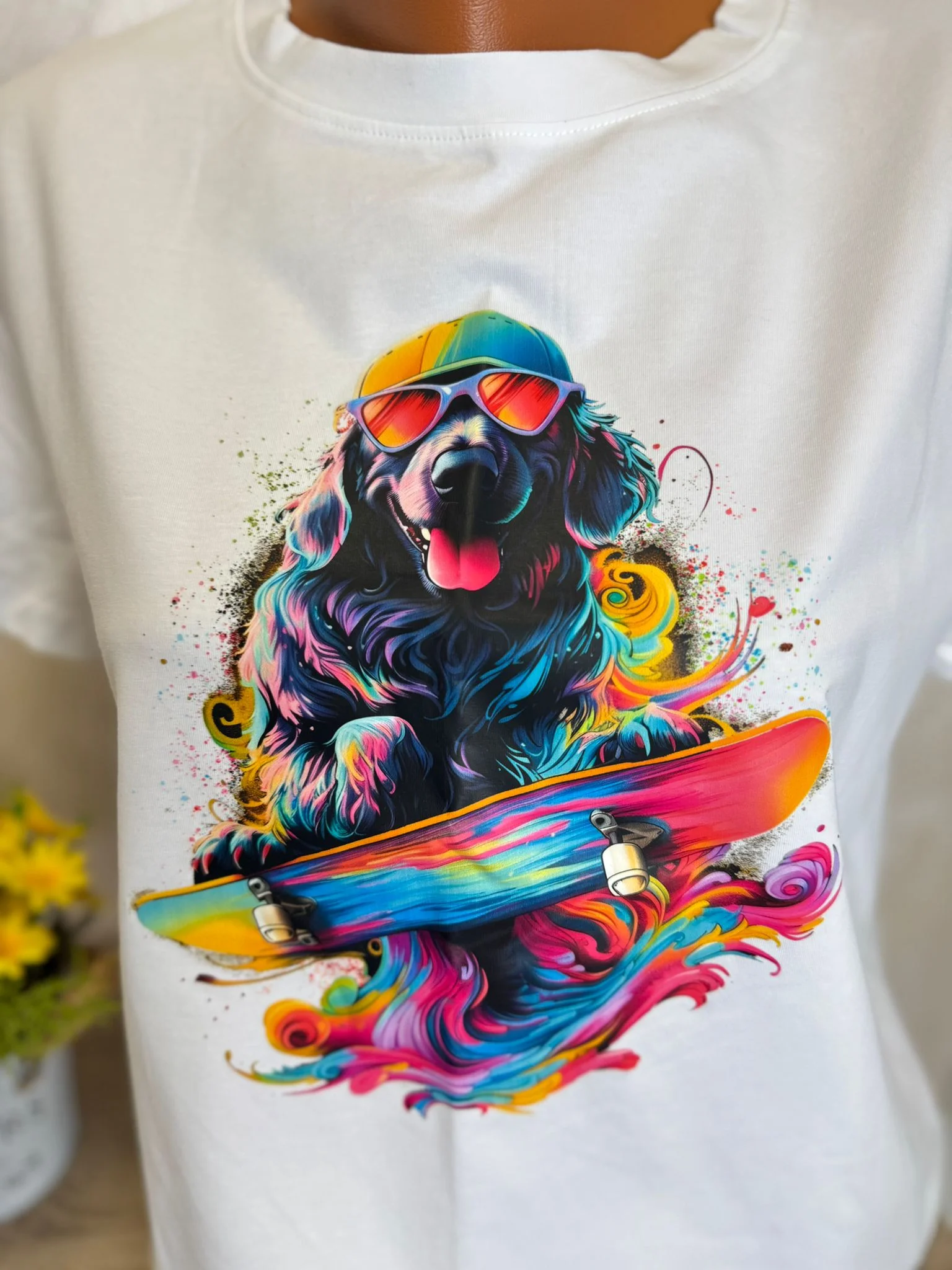 Tricou damă alb cu imprimeu câine colorat și skateboard – model urban trendy