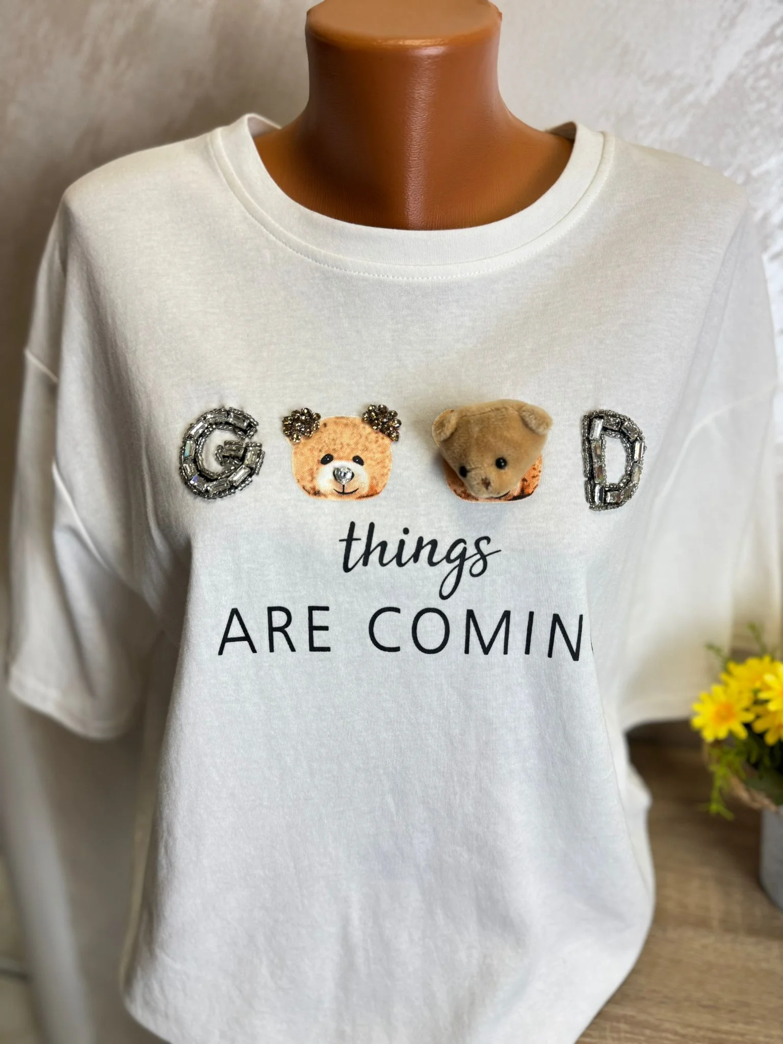 Tricou damă alb „Good Things Are Coming” cu aplicații teddy 3D – model premium
