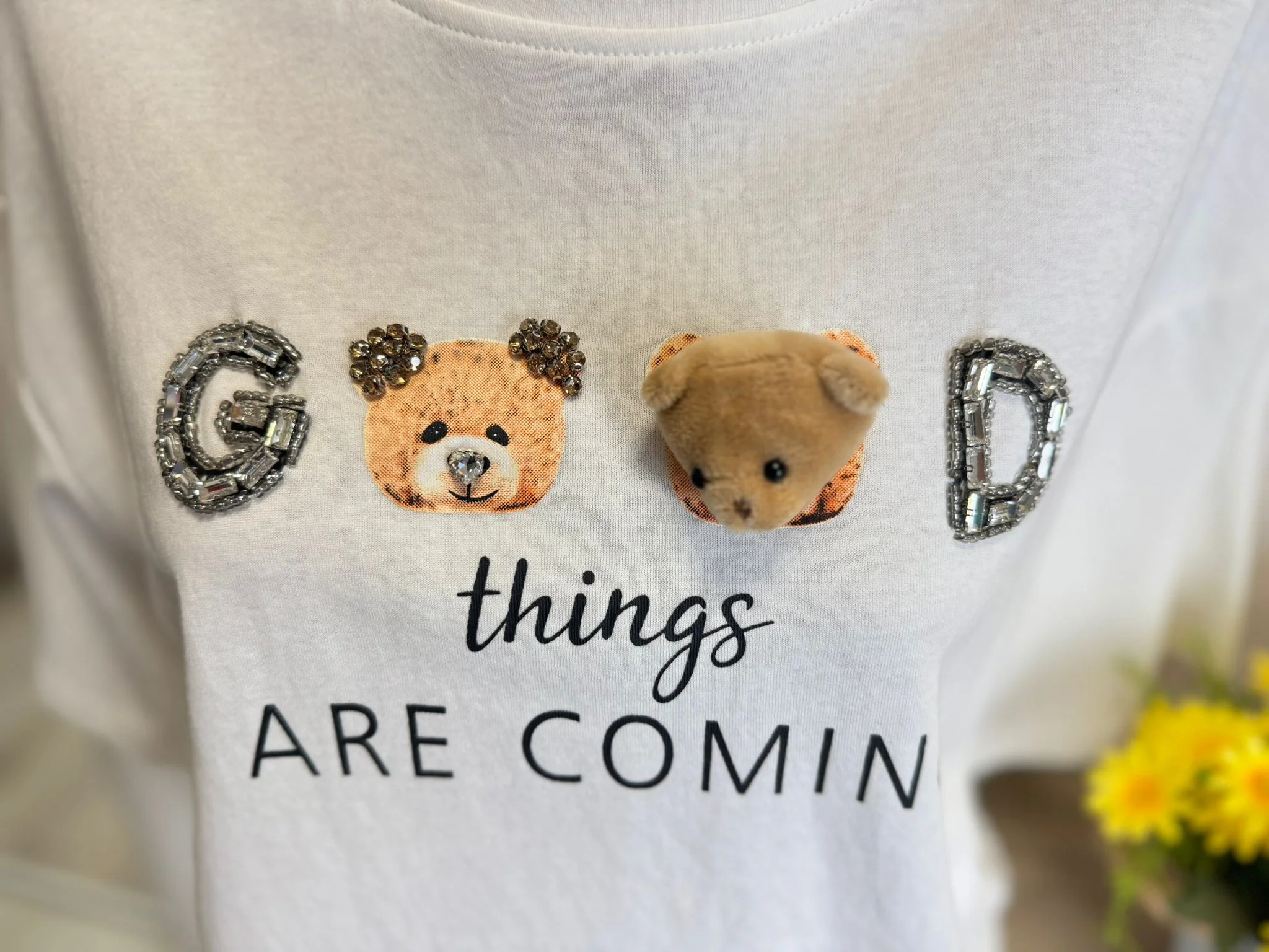 Tricou damă alb „Good Things Are Coming” cu aplicații teddy 3D – model premium